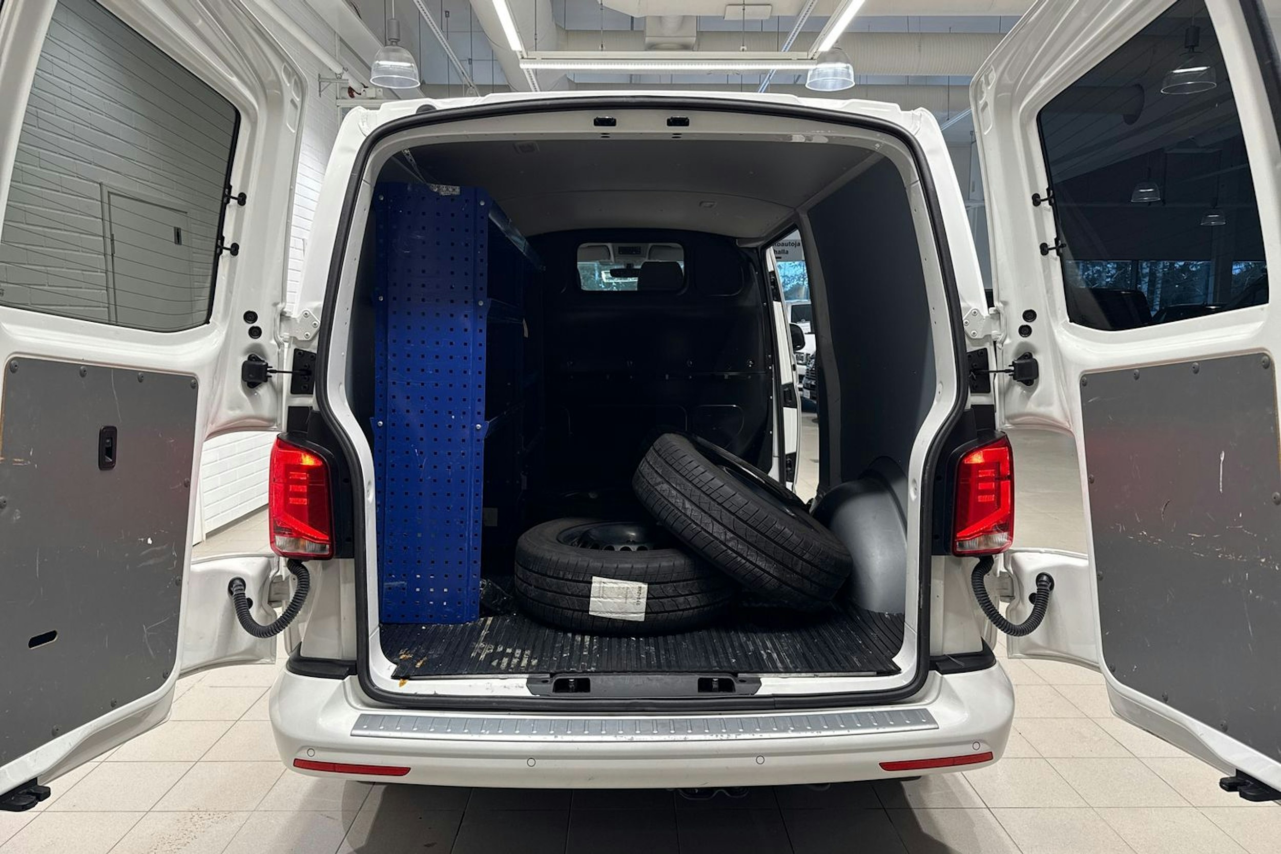 Valkoinen Volkswagen TRANSPORTER 2023 kuva 16.