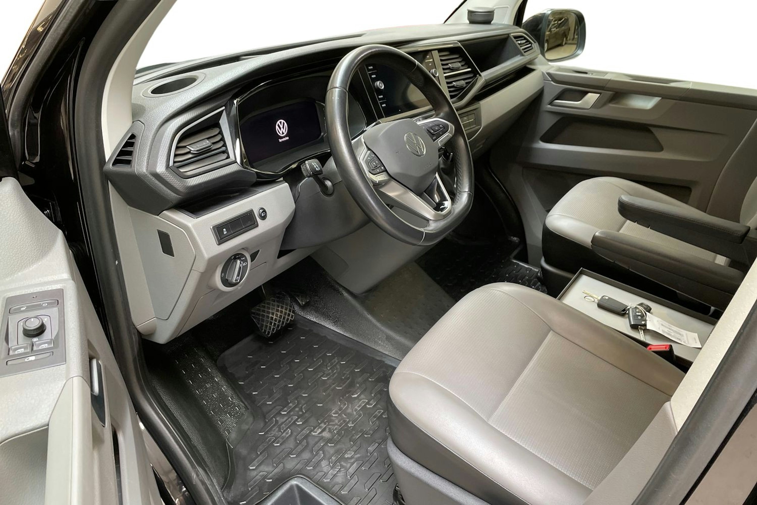 musta Volkswagen Transporter 2023 kuva 7.