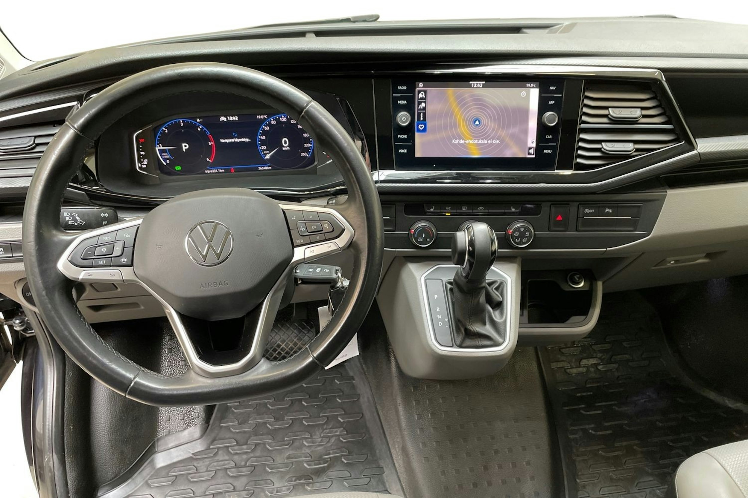 musta Volkswagen Transporter 2023 kuva 9.