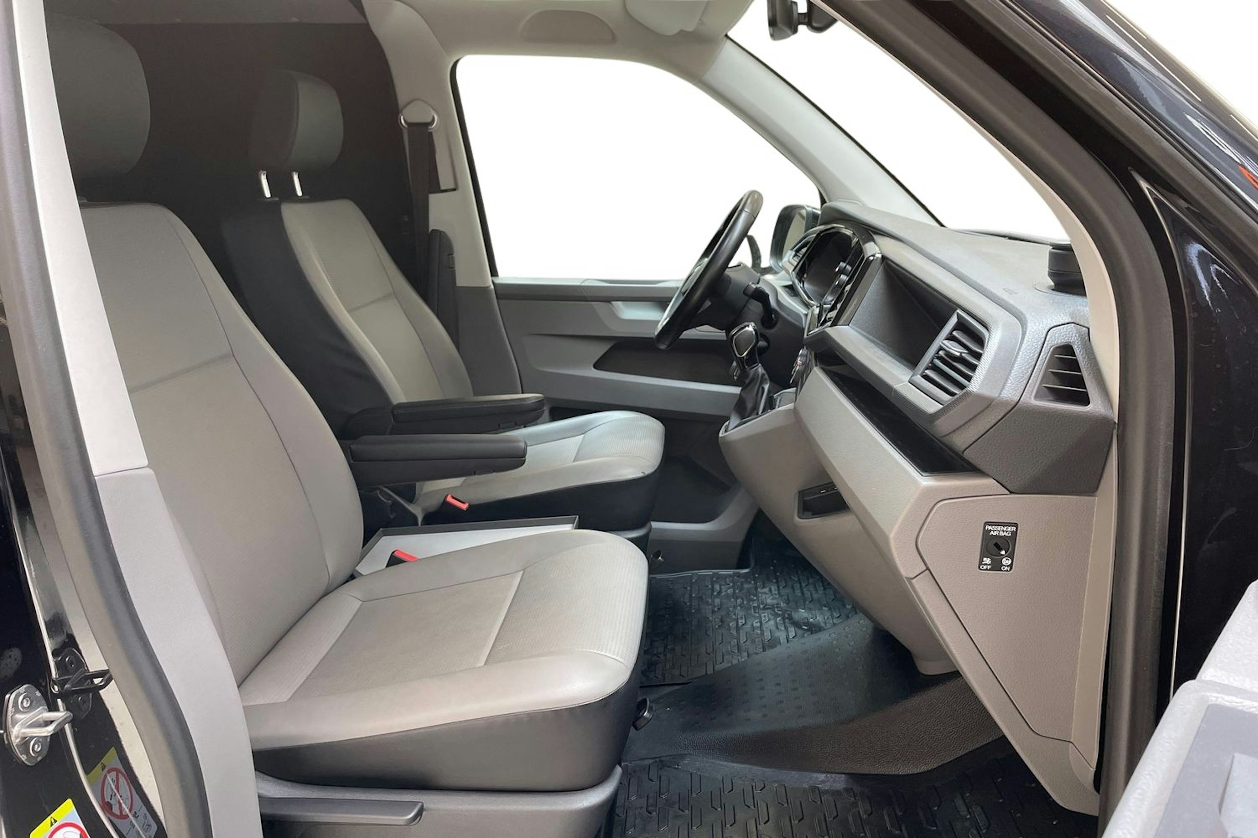 musta Volkswagen Transporter 2023 kuva 10.