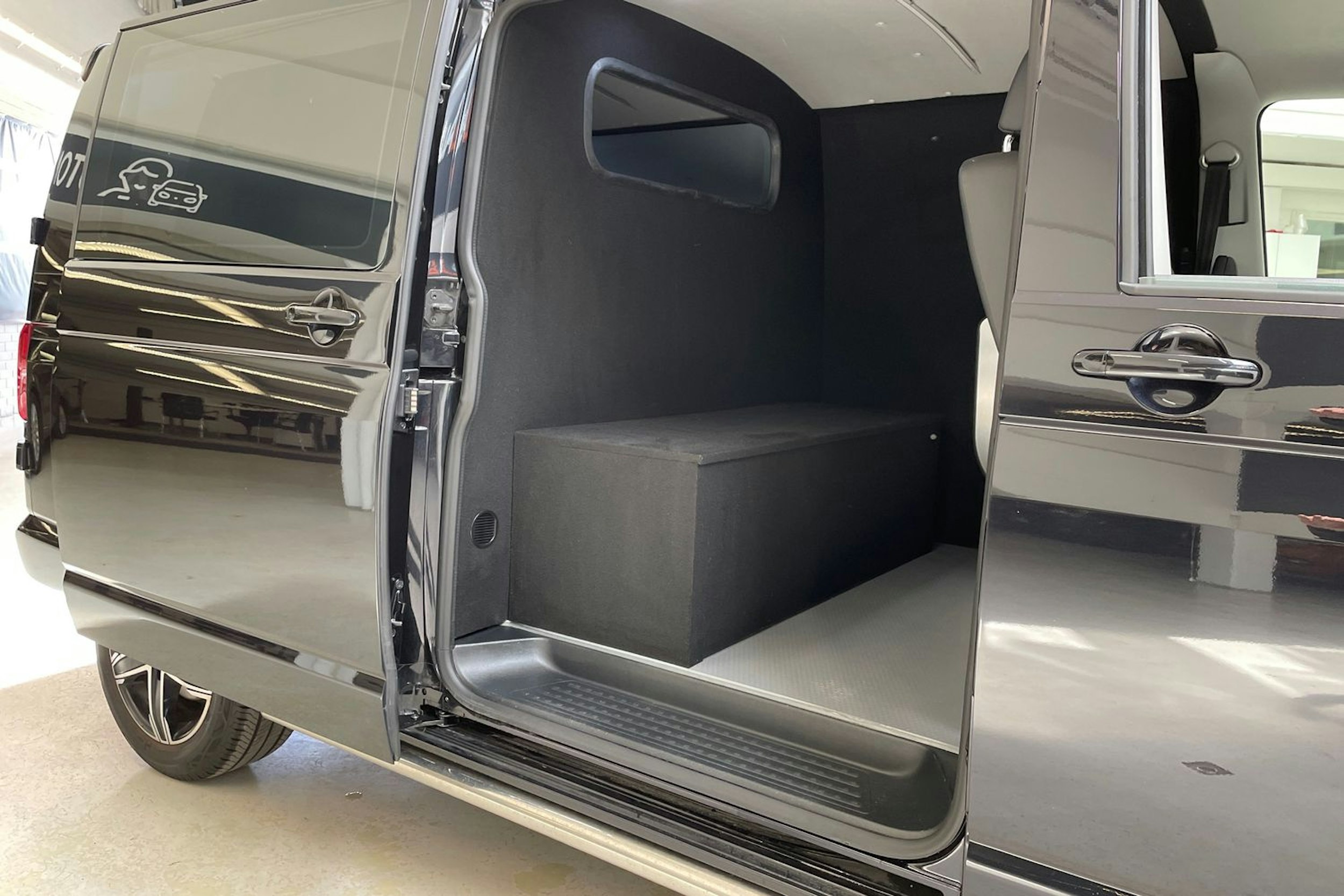 musta Volkswagen Transporter 2023 kuva 13.