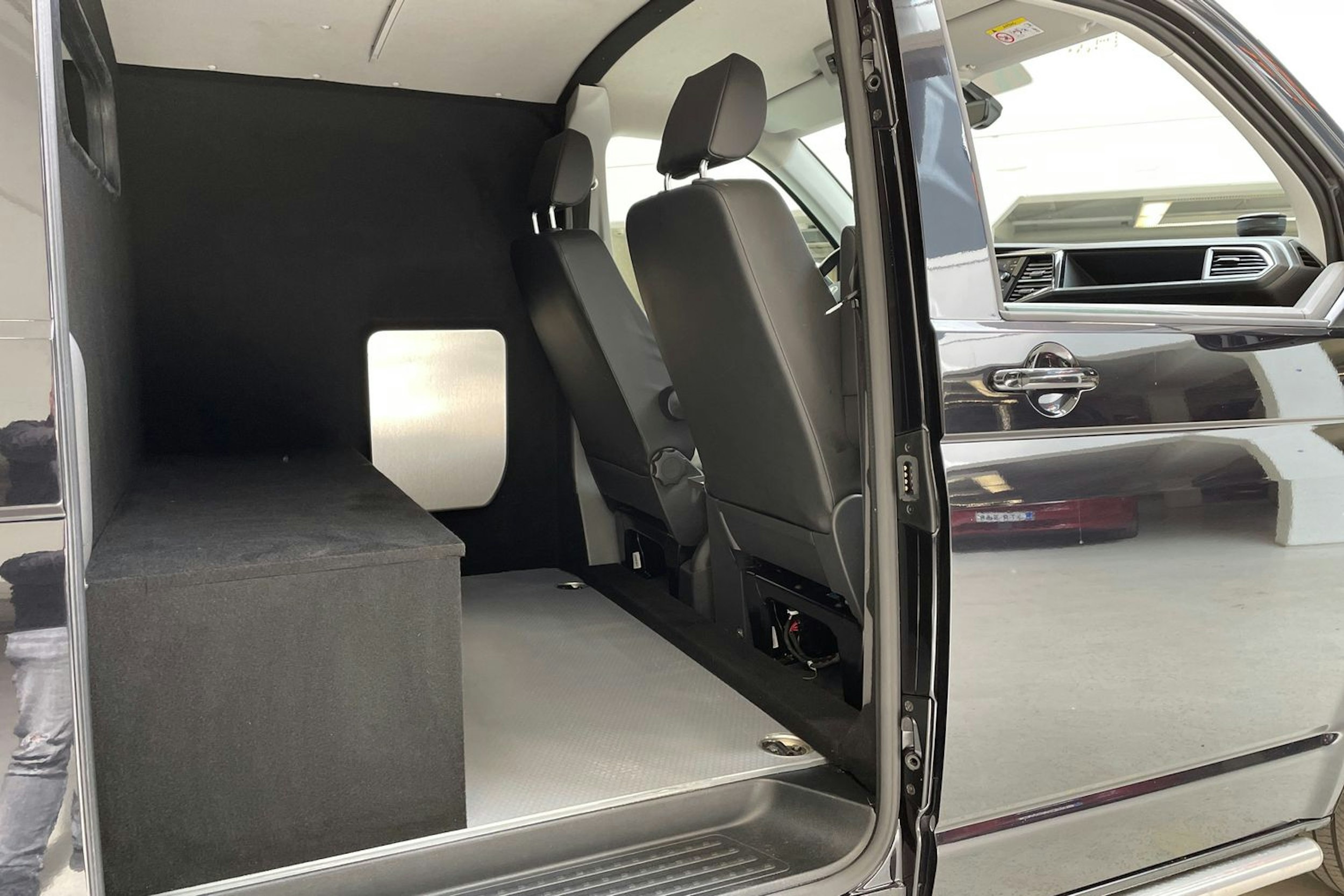 musta Volkswagen Transporter 2023 kuva 14.