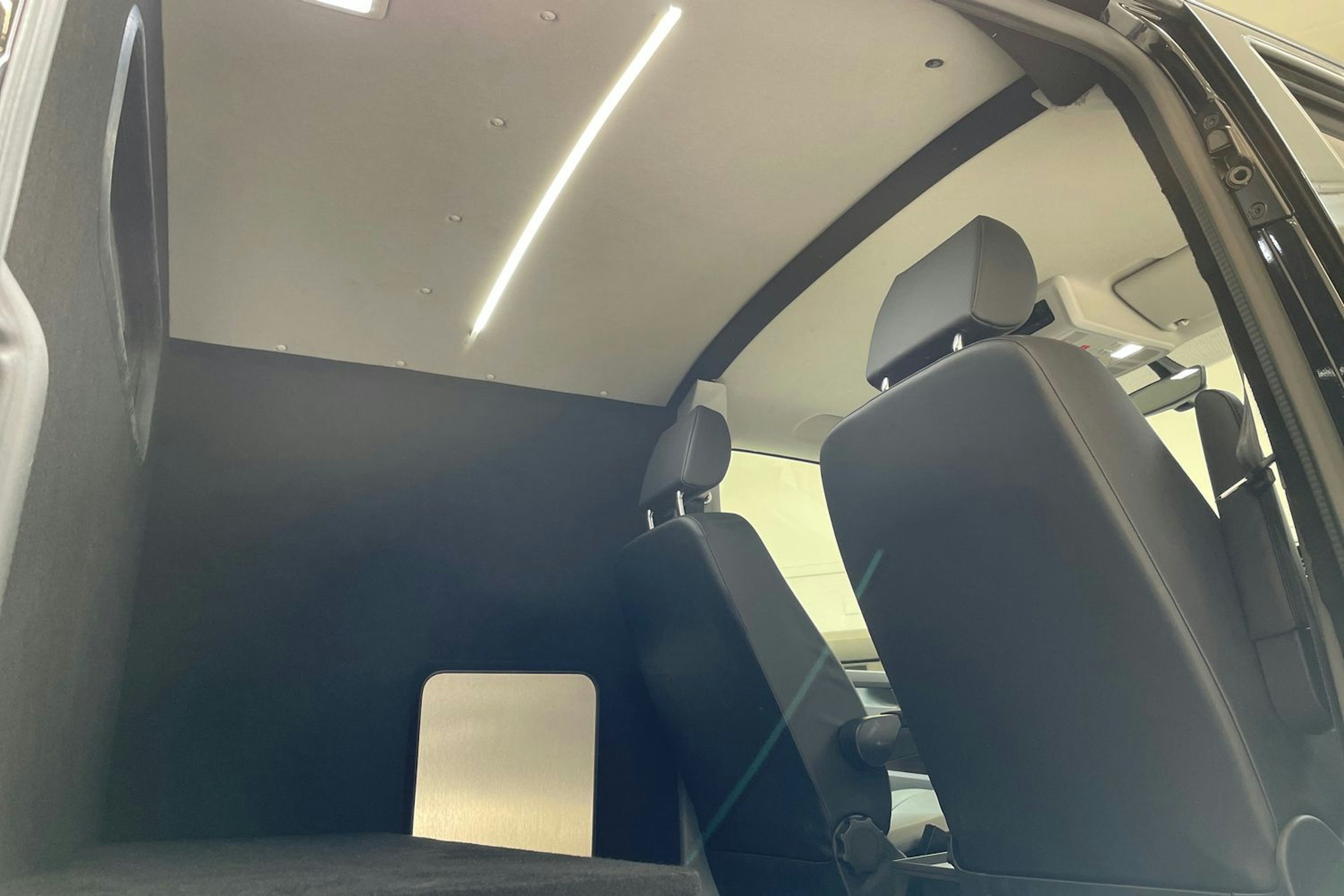 musta Volkswagen Transporter 2023 kuva 16.