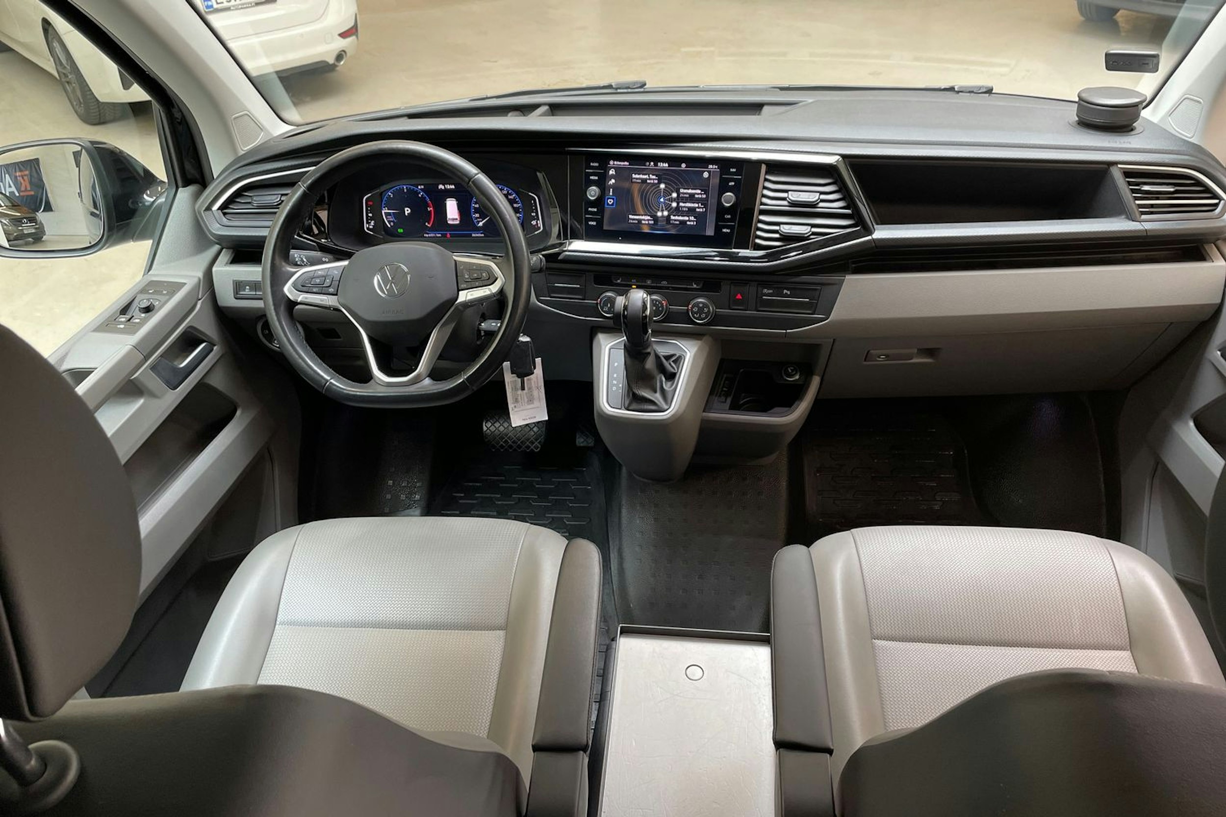 musta Volkswagen Transporter 2023 kuva 17.