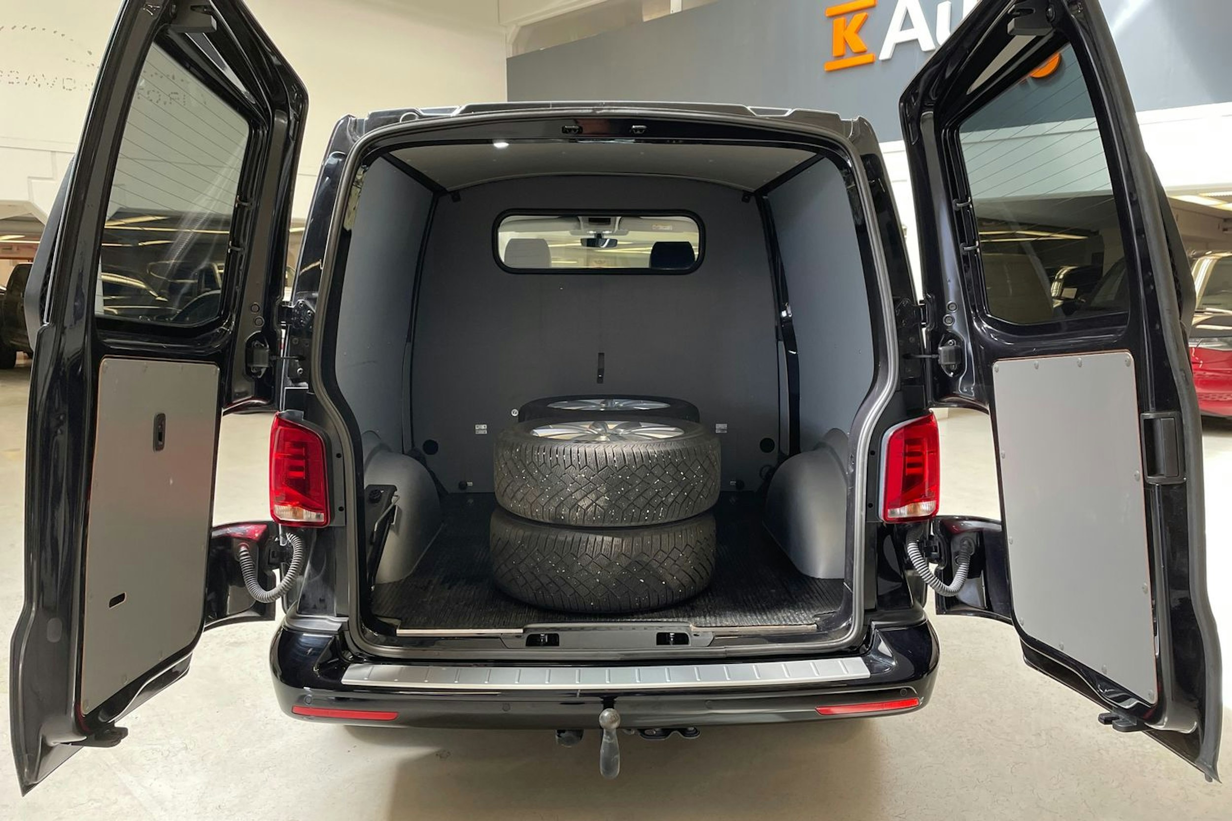 musta Volkswagen Transporter 2023 kuva 19.