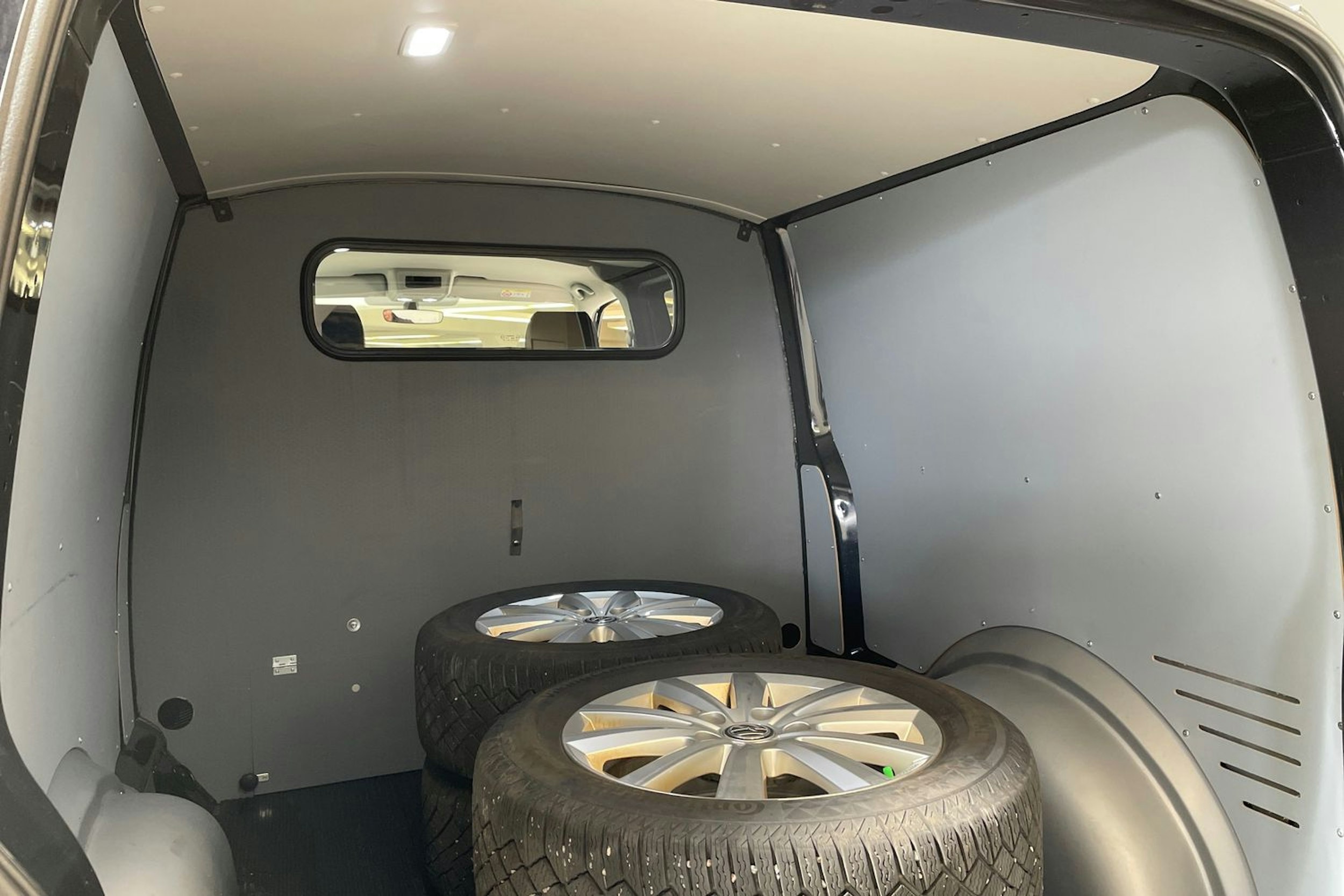 musta Volkswagen Transporter 2023 kuva 21.