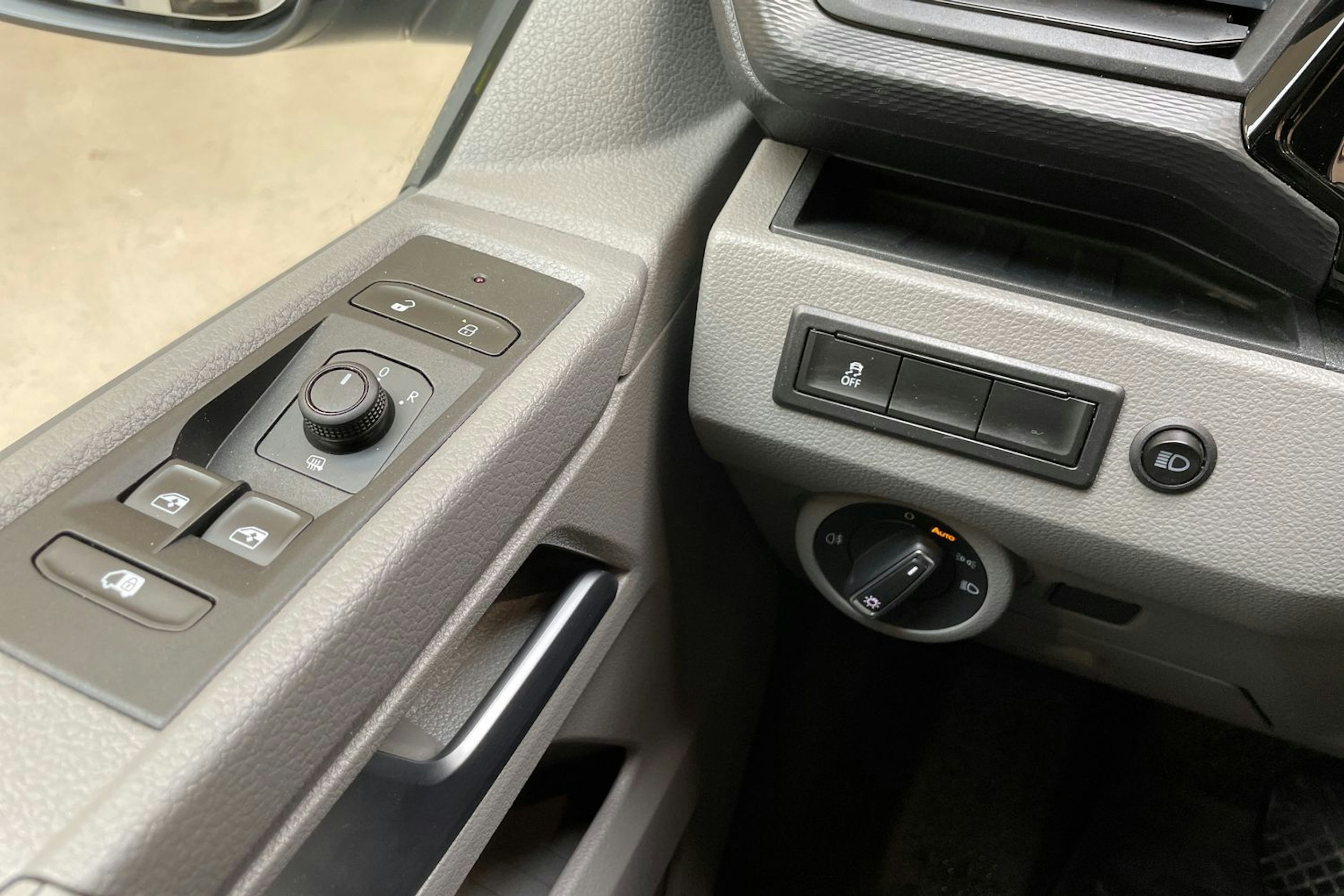 musta Volkswagen Transporter 2023 kuva 23.
