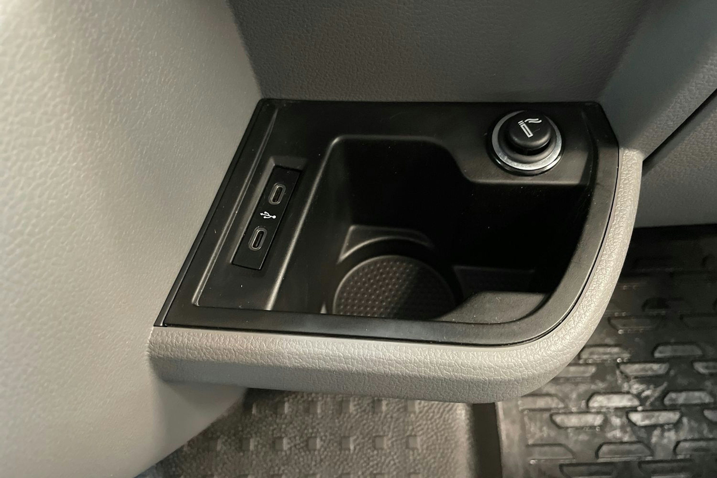 musta Volkswagen Transporter 2023 kuva 29.