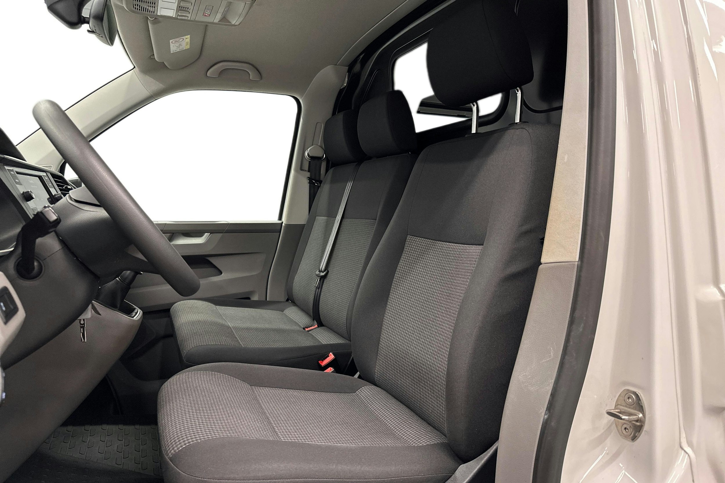 valkoinen Volkswagen Transporter 2023 kuva 8.