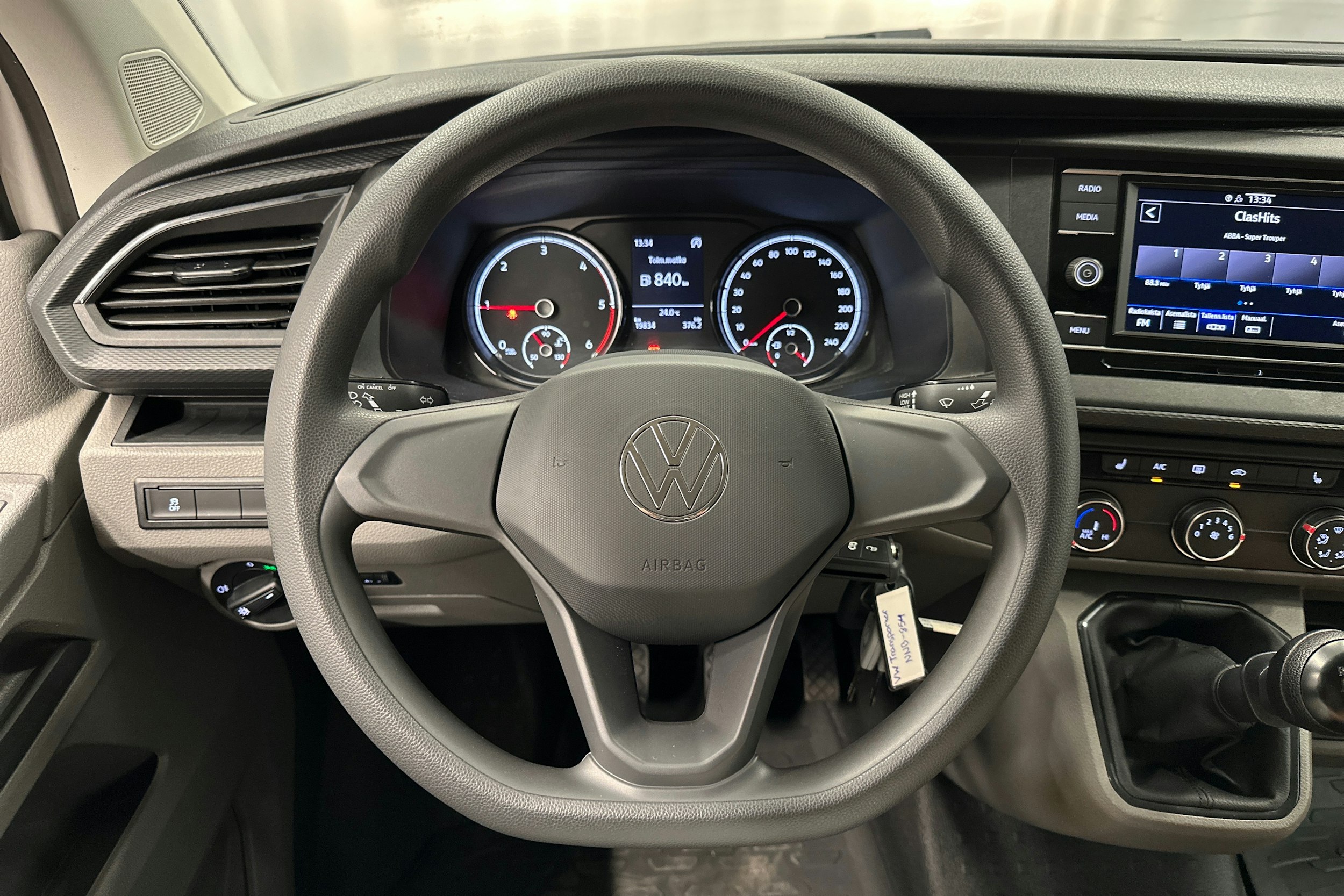 valkoinen Volkswagen Transporter 2023 kuva 11.