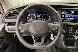 valkoinen Volkswagen Transporter 2023 kuva 11.