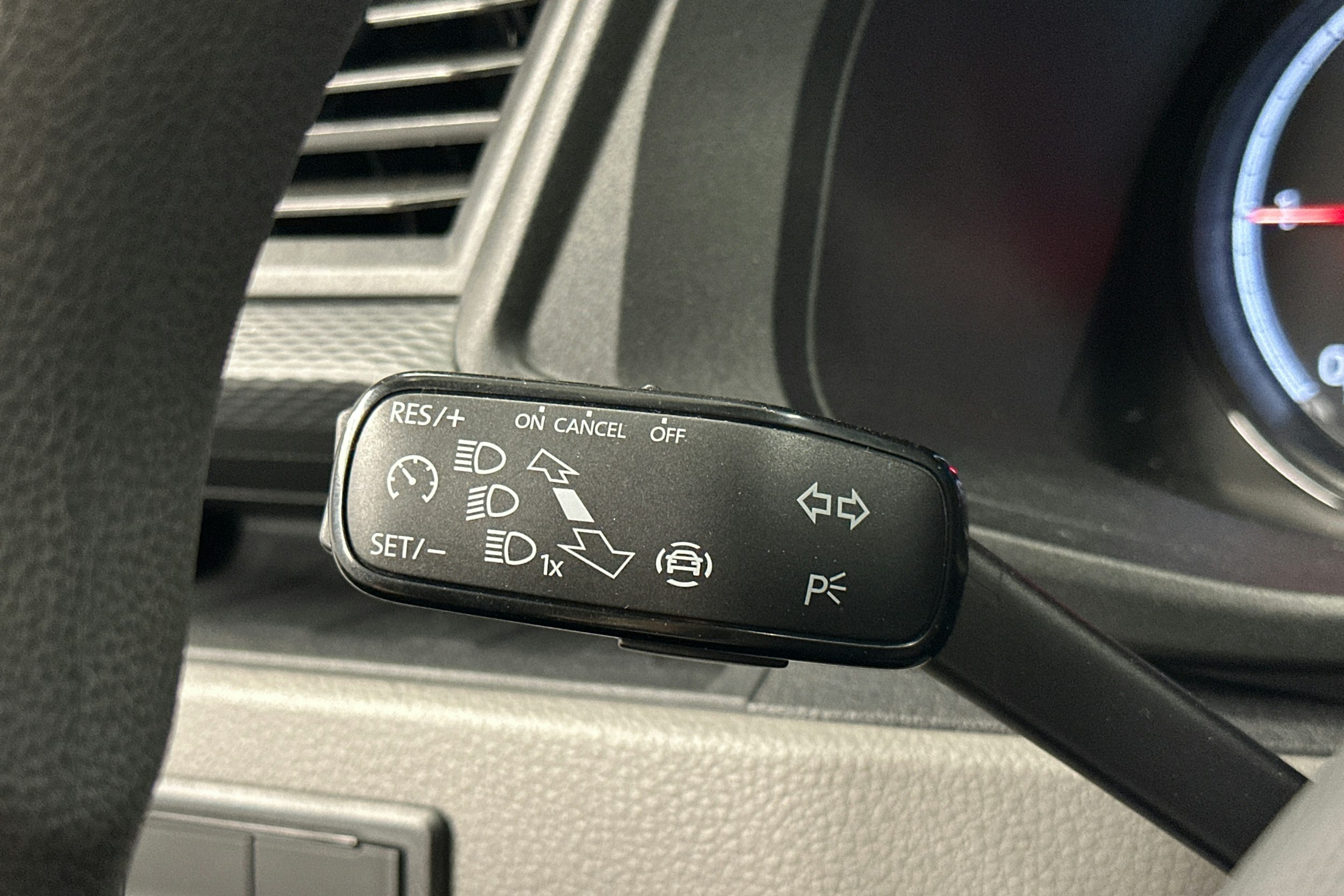 valkoinen Volkswagen Transporter 2023 kuva 12.