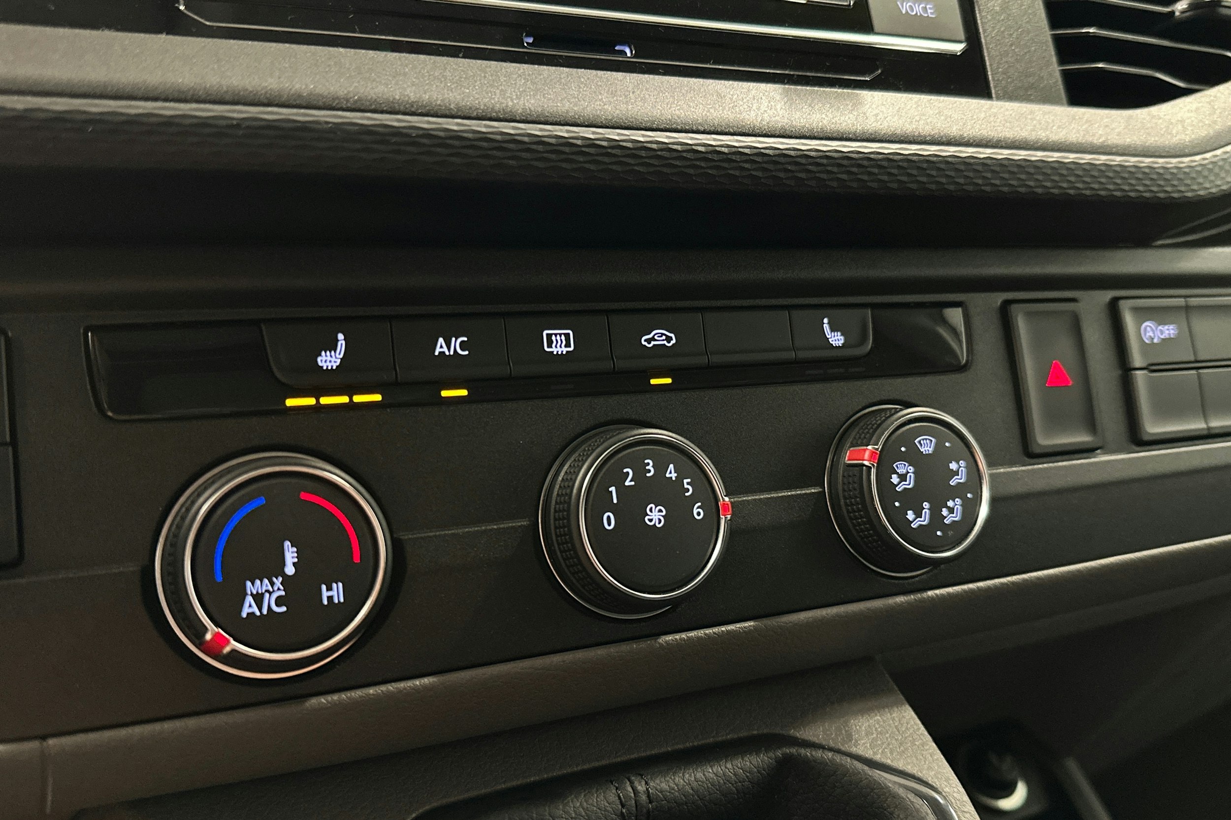 valkoinen Volkswagen Transporter 2023 kuva 14.