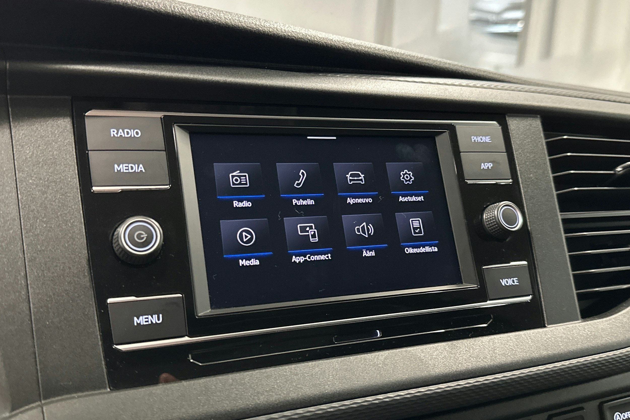 valkoinen Volkswagen Transporter 2023 kuva 15.