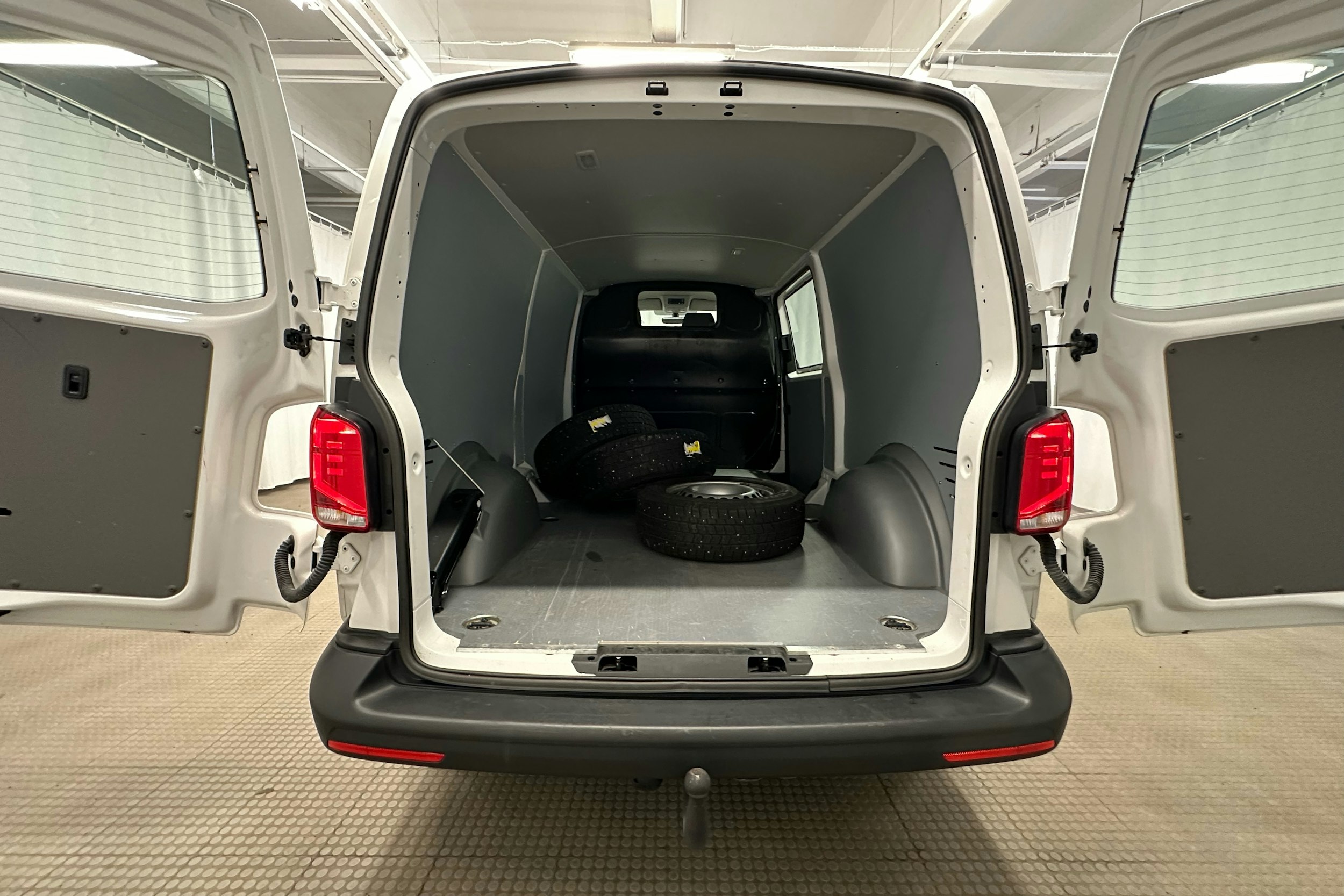 valkoinen Volkswagen Transporter 2023 kuva 18.