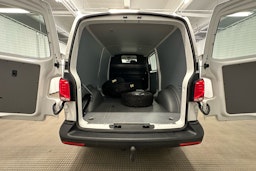 valkoinen Volkswagen Transporter 2023 kuva 18.