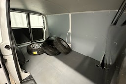 valkoinen Volkswagen Transporter 2023 kuva 19.
