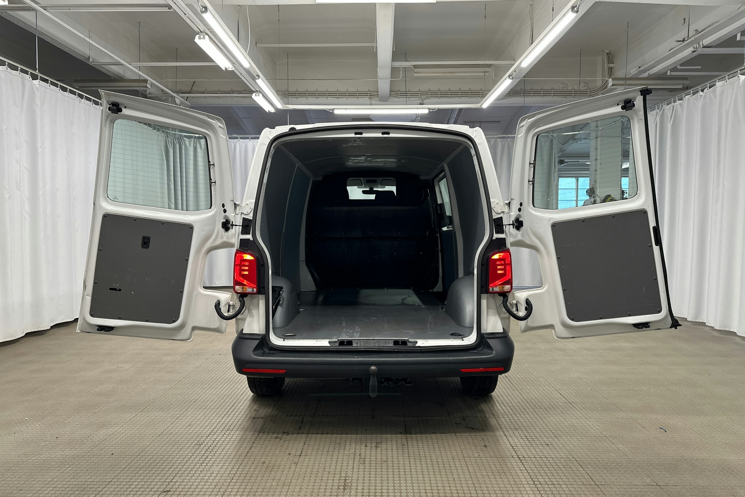 valkoinen Volkswagen Transporter 2023 kuva 10.