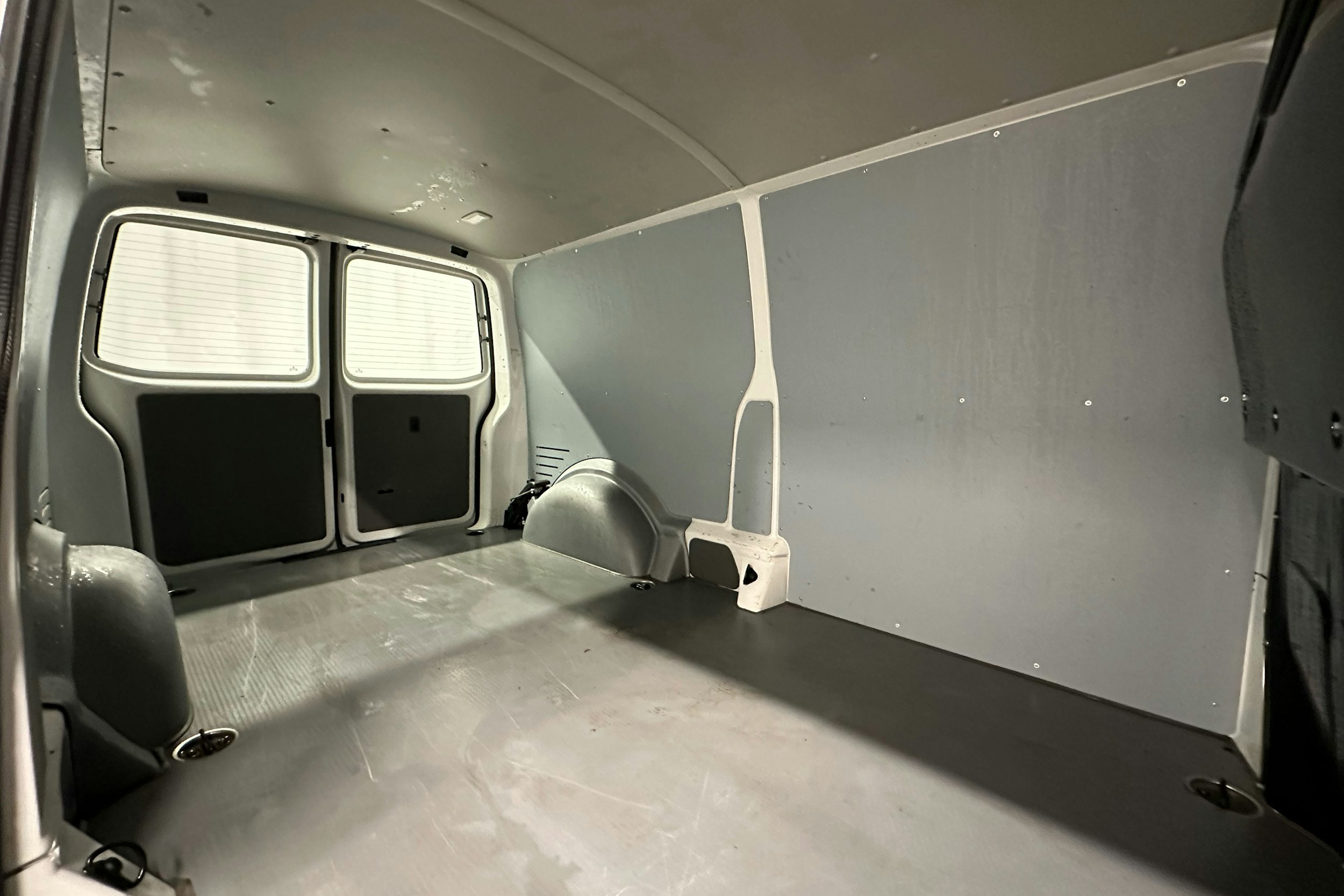 valkoinen Volkswagen Transporter 2023 kuva 11.