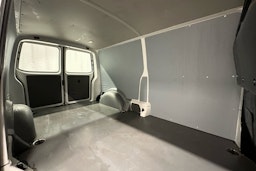 valkoinen Volkswagen Transporter 2023 kuva 11.