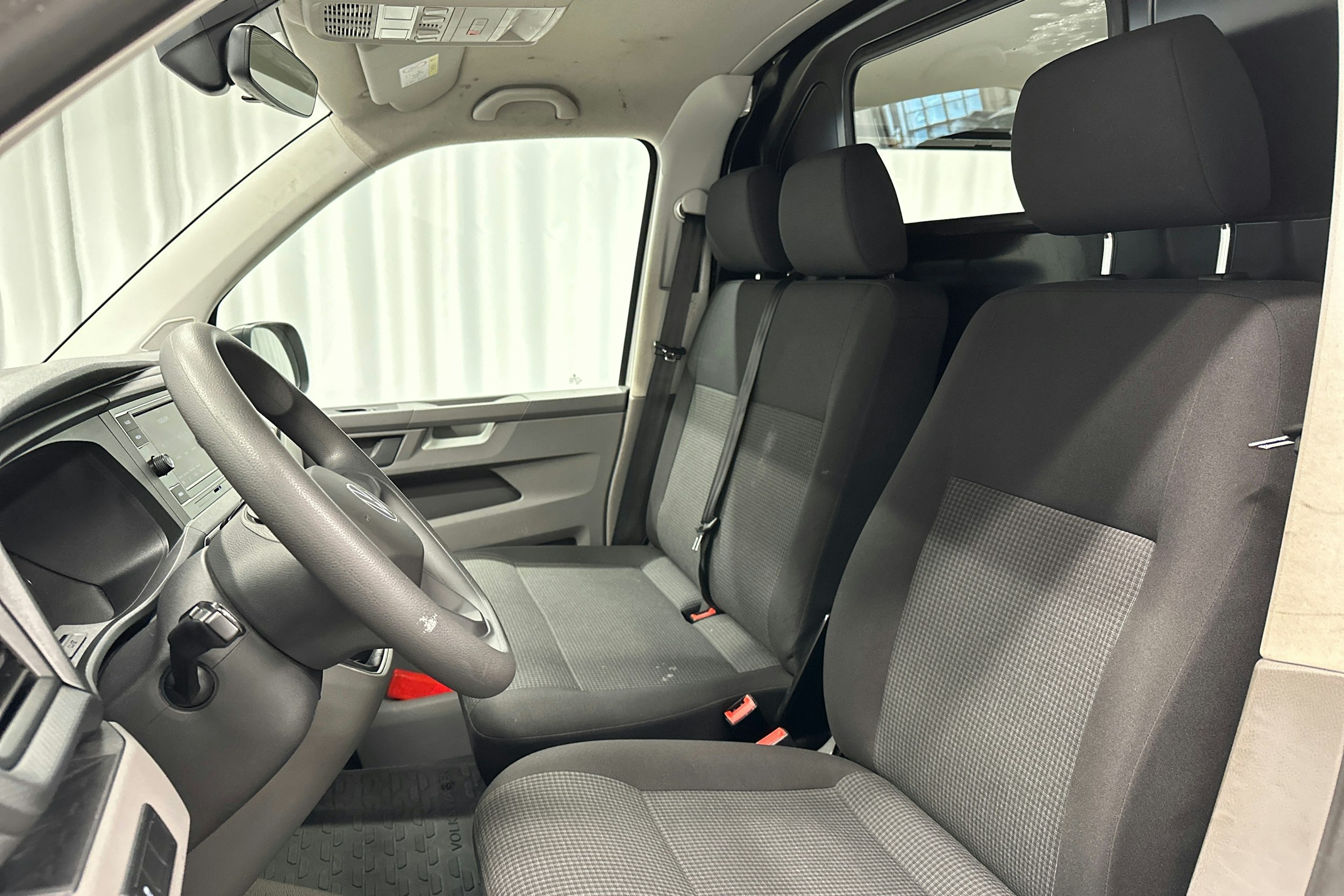 valkoinen Volkswagen Transporter 2023 kuva 12.