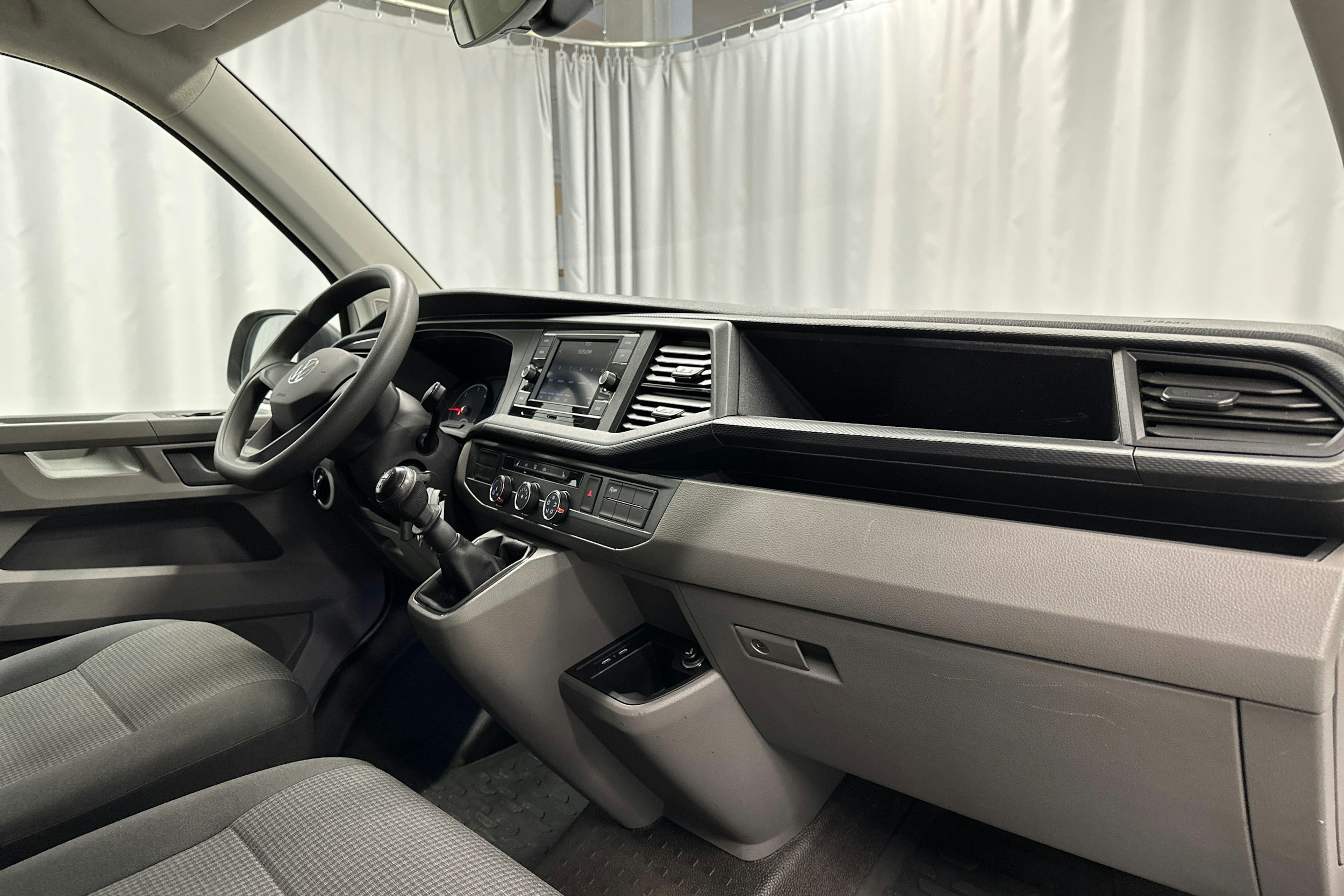 valkoinen Volkswagen Transporter 2023 kuva 13.