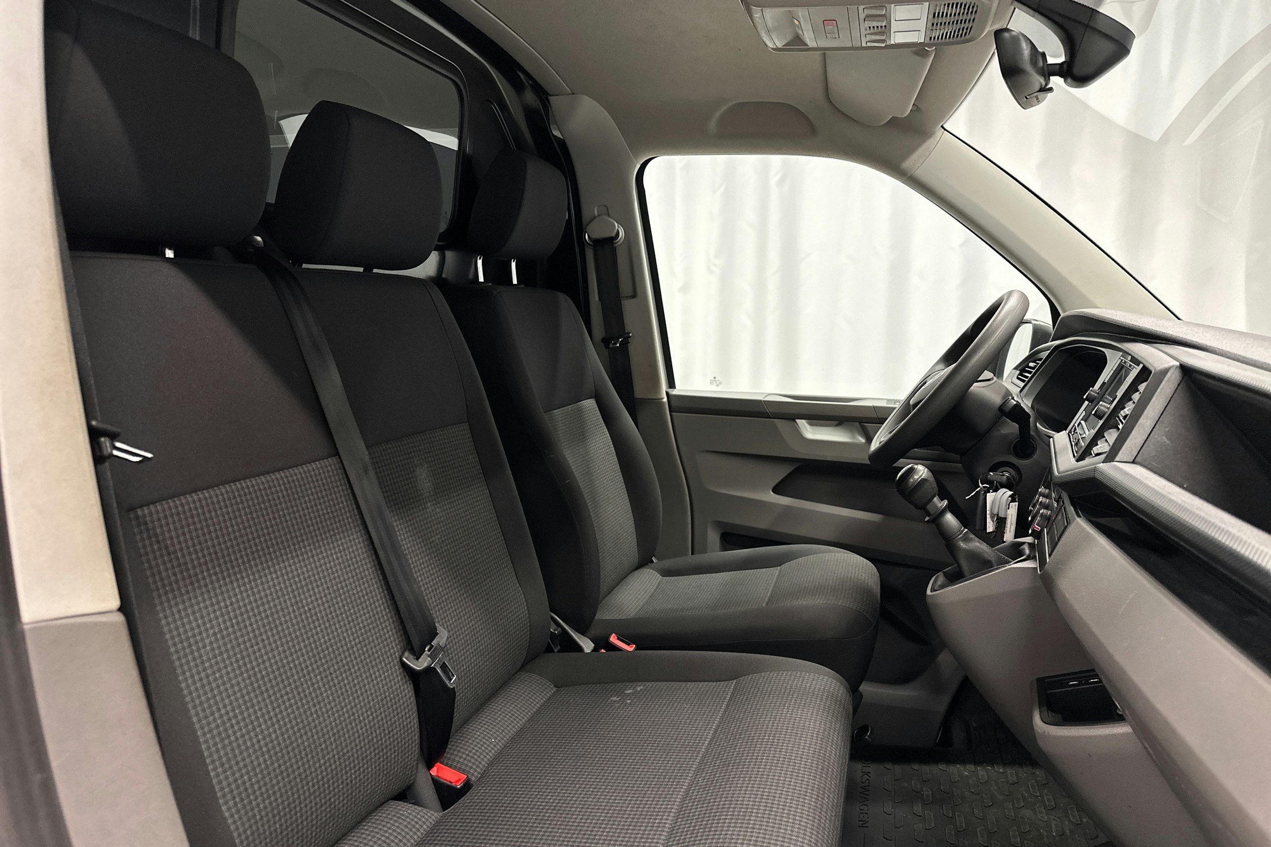 valkoinen Volkswagen Transporter 2023 kuva 14.