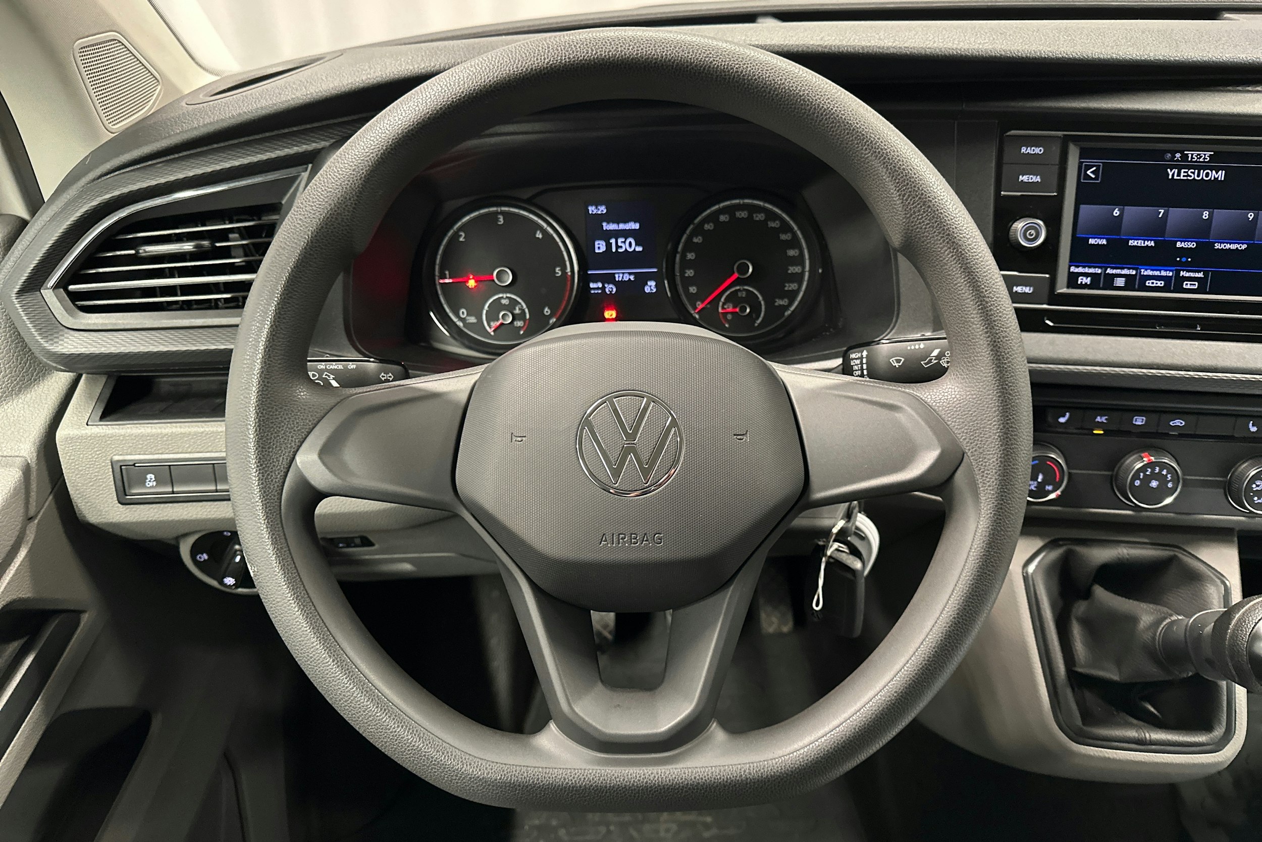 valkoinen Volkswagen Transporter 2023 kuva 15.