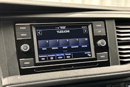 valkoinen Volkswagen Transporter 2023 kuva 18.
