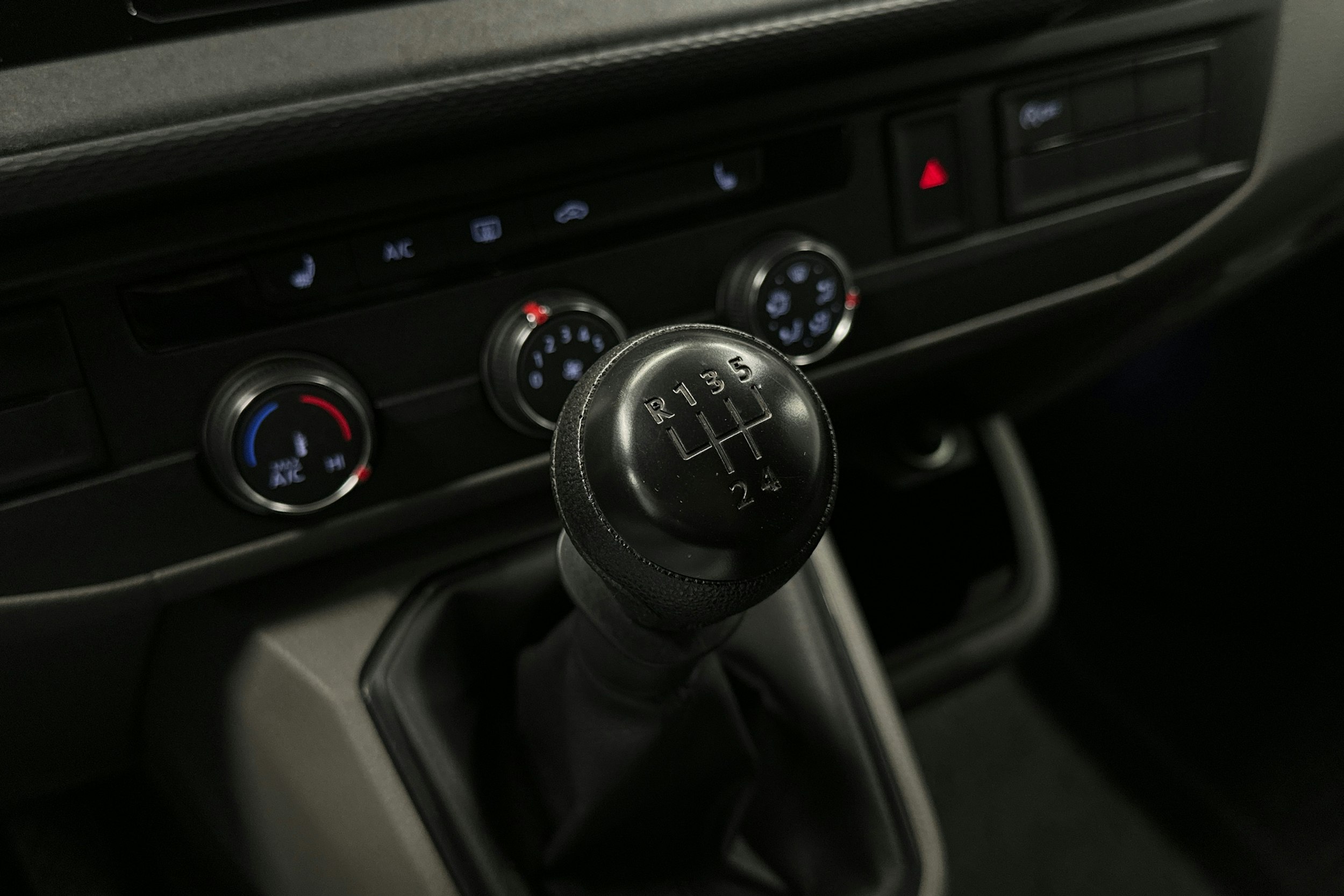 valkoinen Volkswagen Transporter 2023 kuva 20.