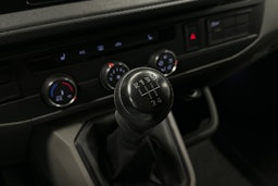 valkoinen Volkswagen Transporter 2023 kuva 20.