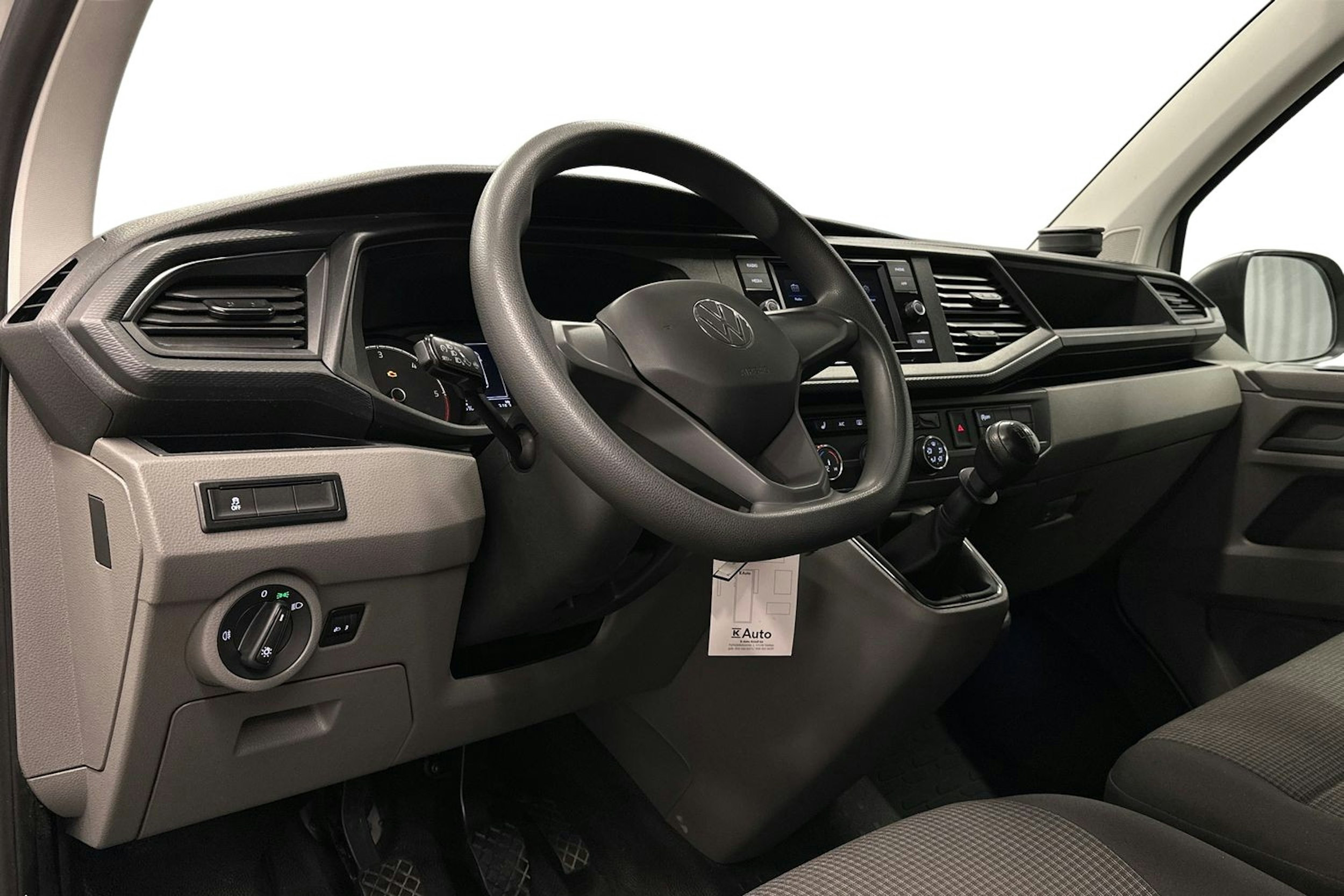 valkoinen Volkswagen Transporter 2023 kuva 6.