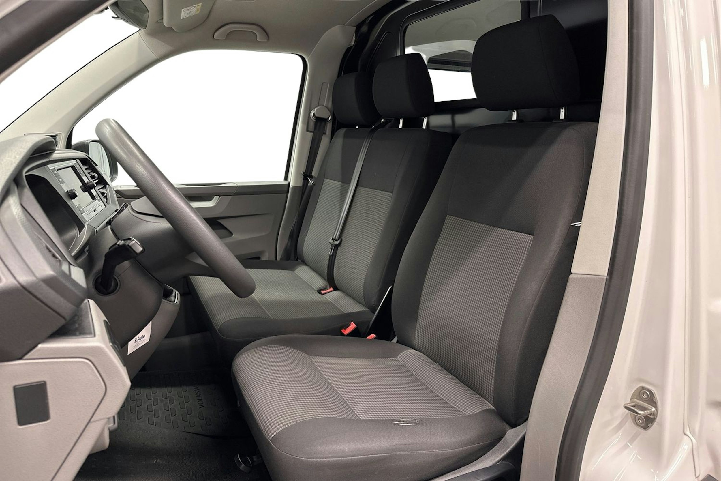 valkoinen Volkswagen Transporter 2023 kuva 8.