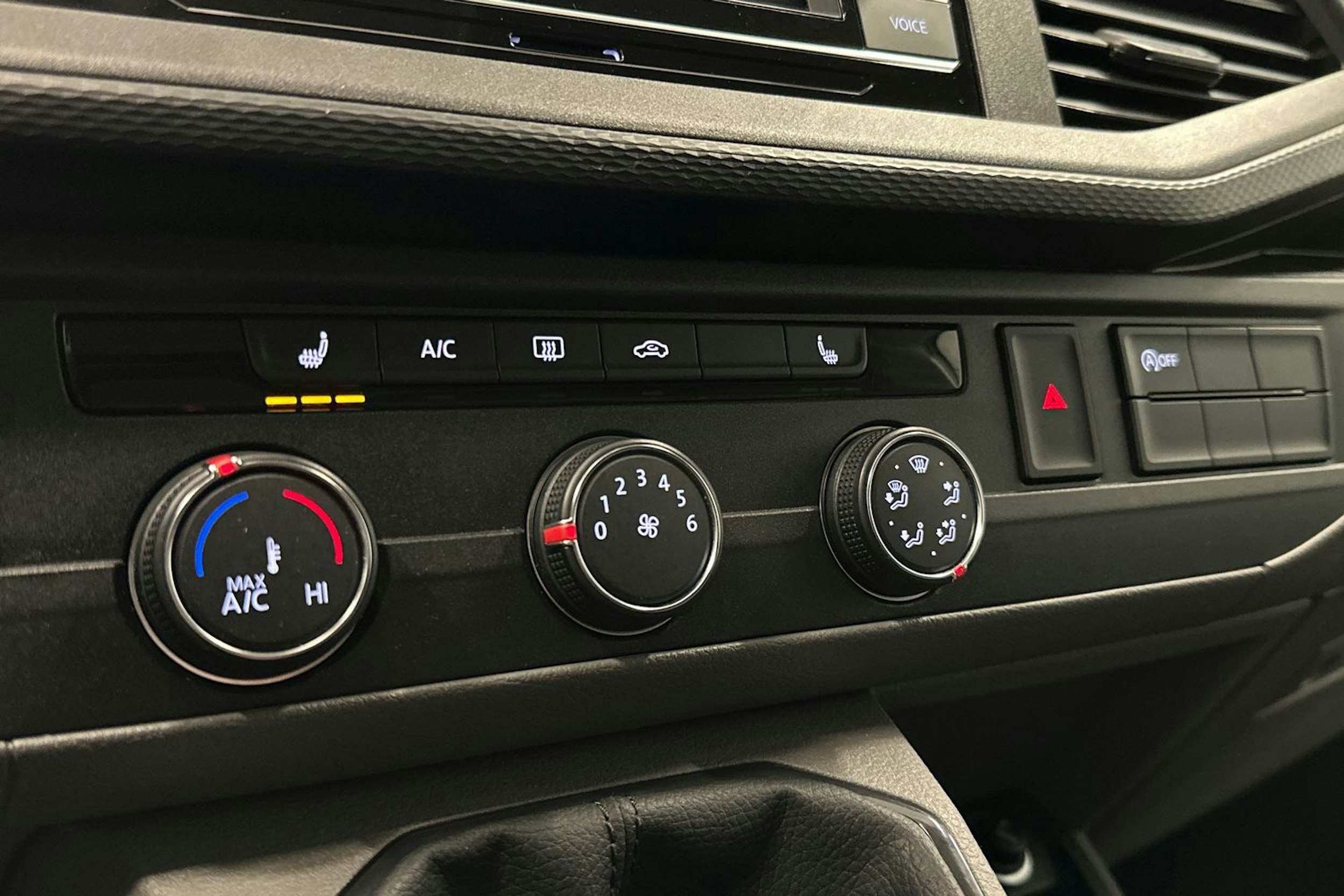 valkoinen Volkswagen Transporter 2023 kuva 12.