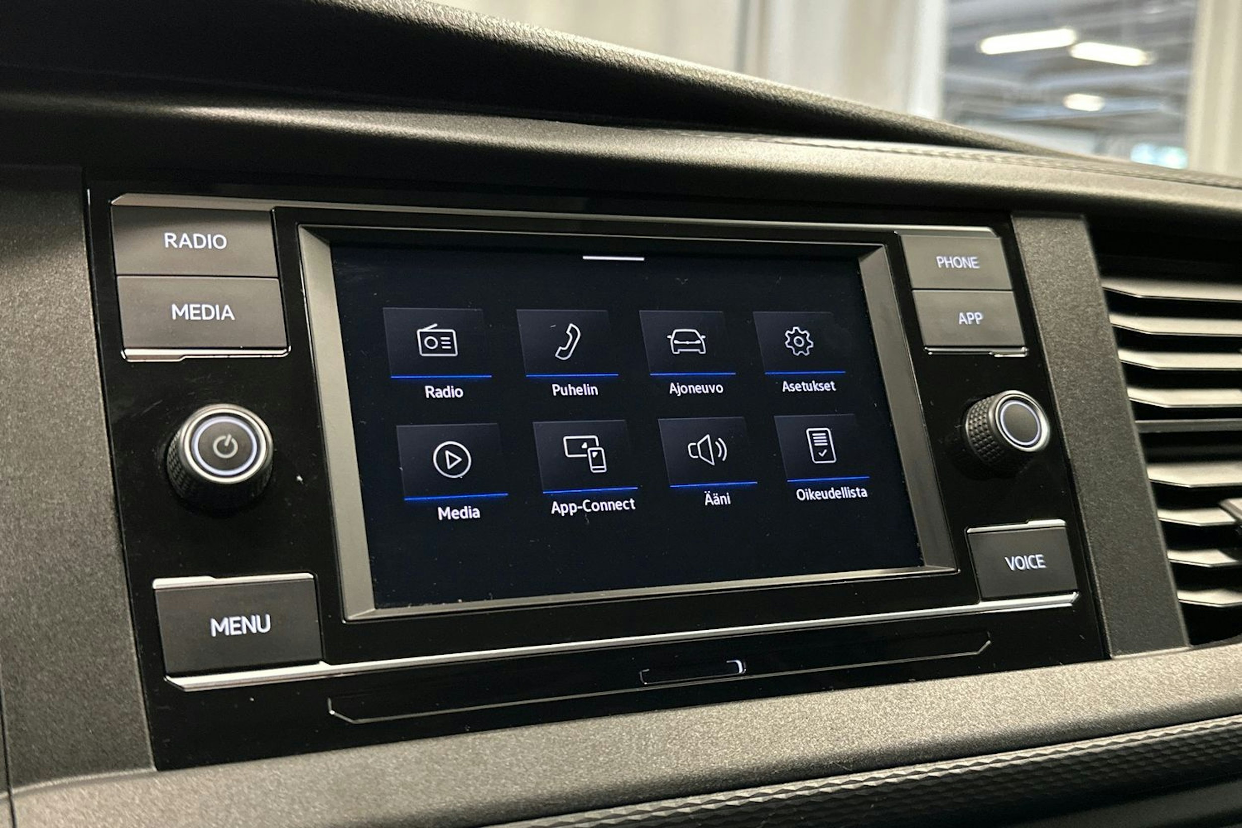 valkoinen Volkswagen Transporter 2023 kuva 13.