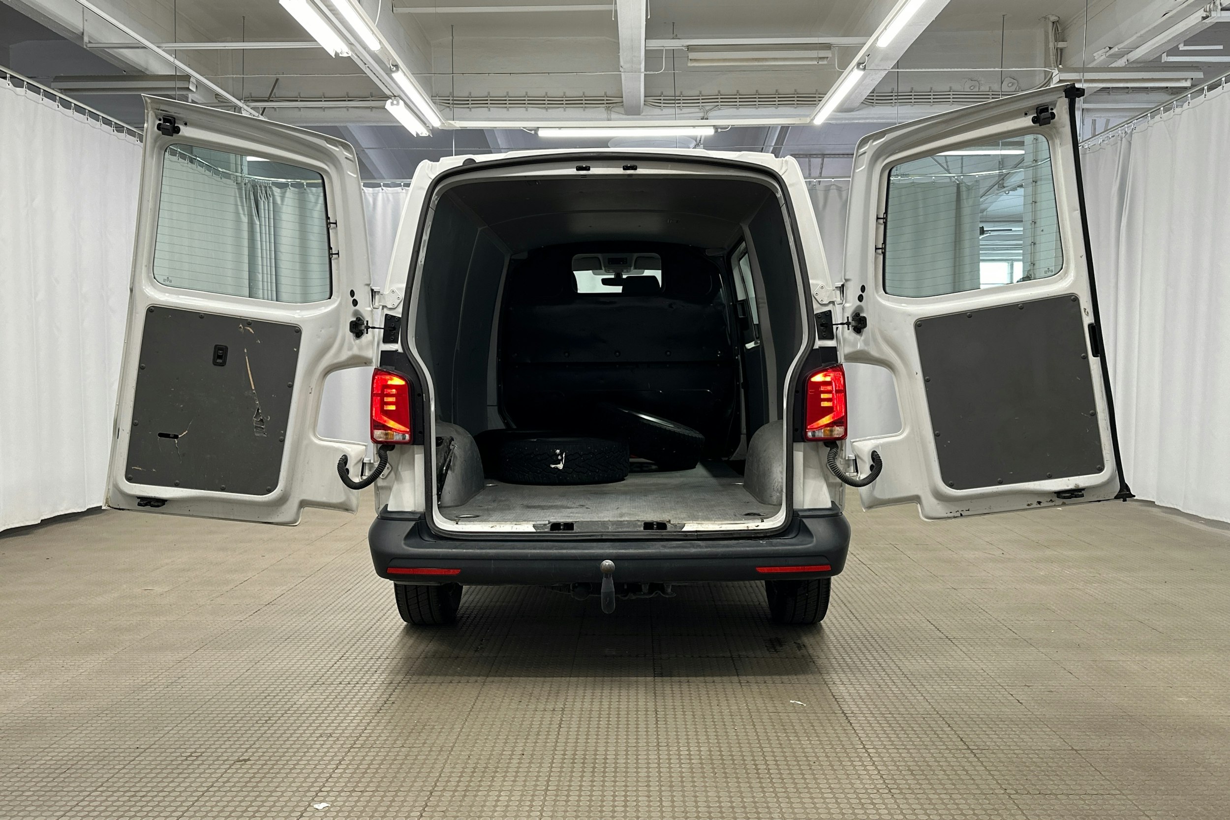 valkoinen Volkswagen Transporter 2023 kuva 9.