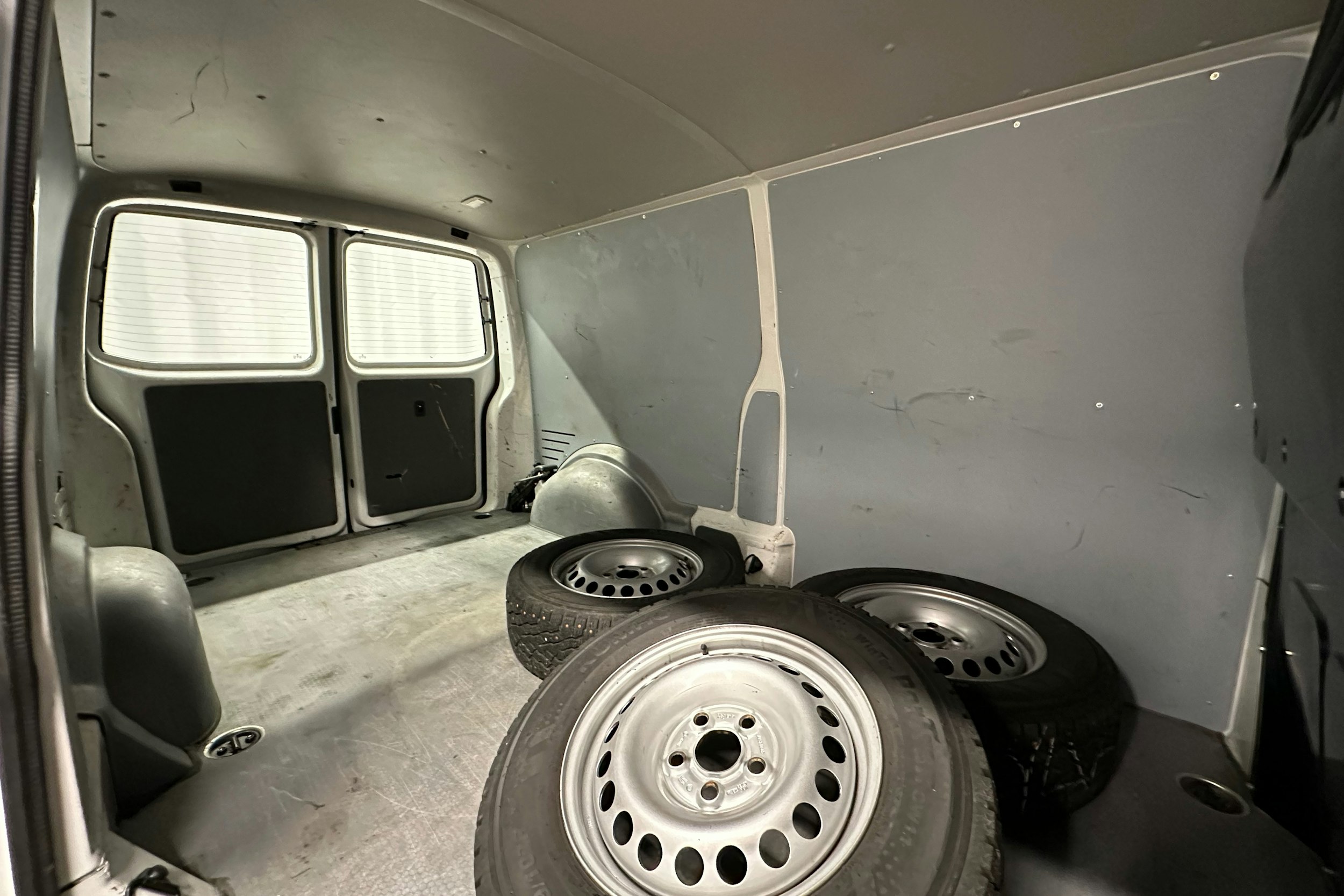 valkoinen Volkswagen Transporter 2023 kuva 10.