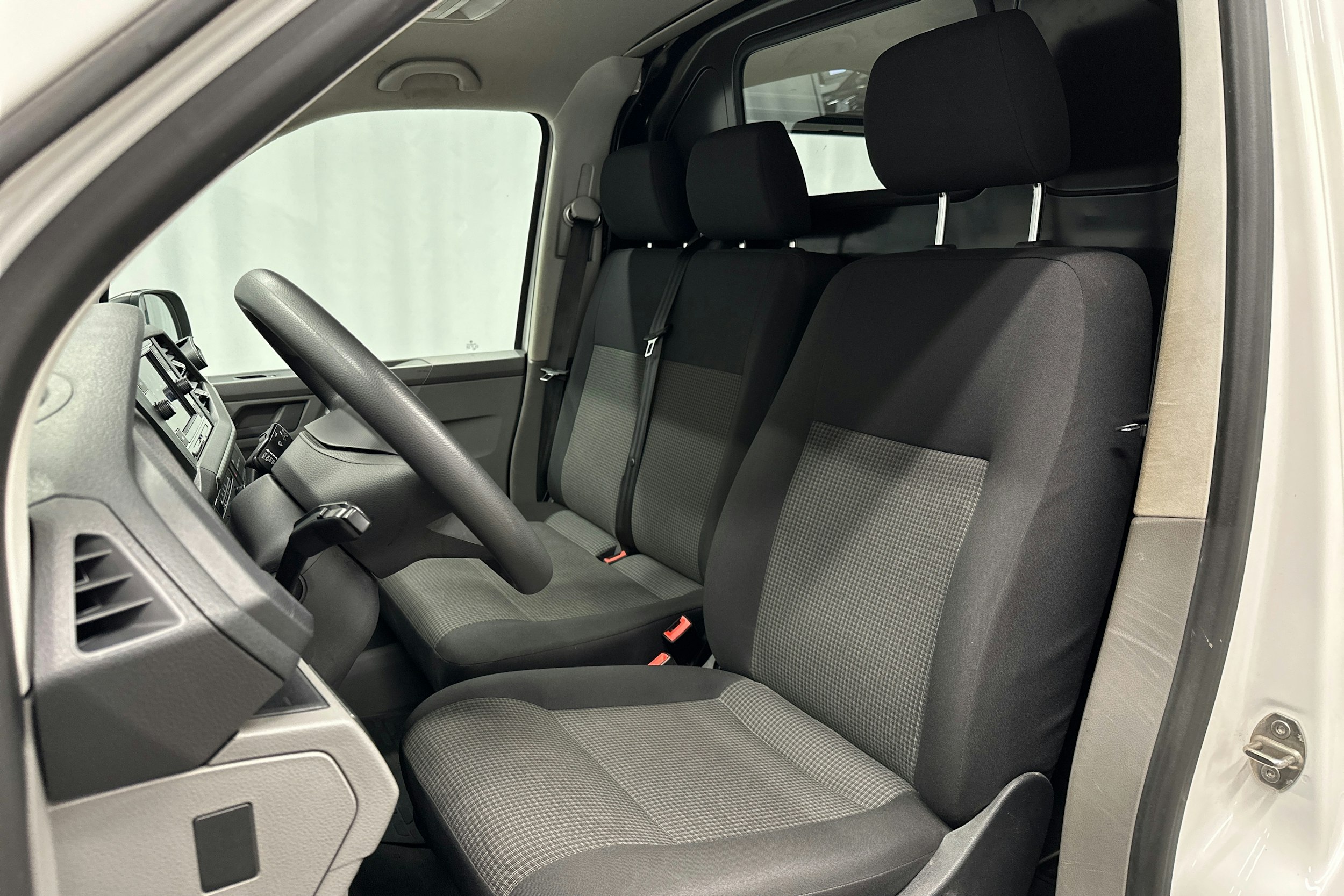 valkoinen Volkswagen Transporter 2023 kuva 11.