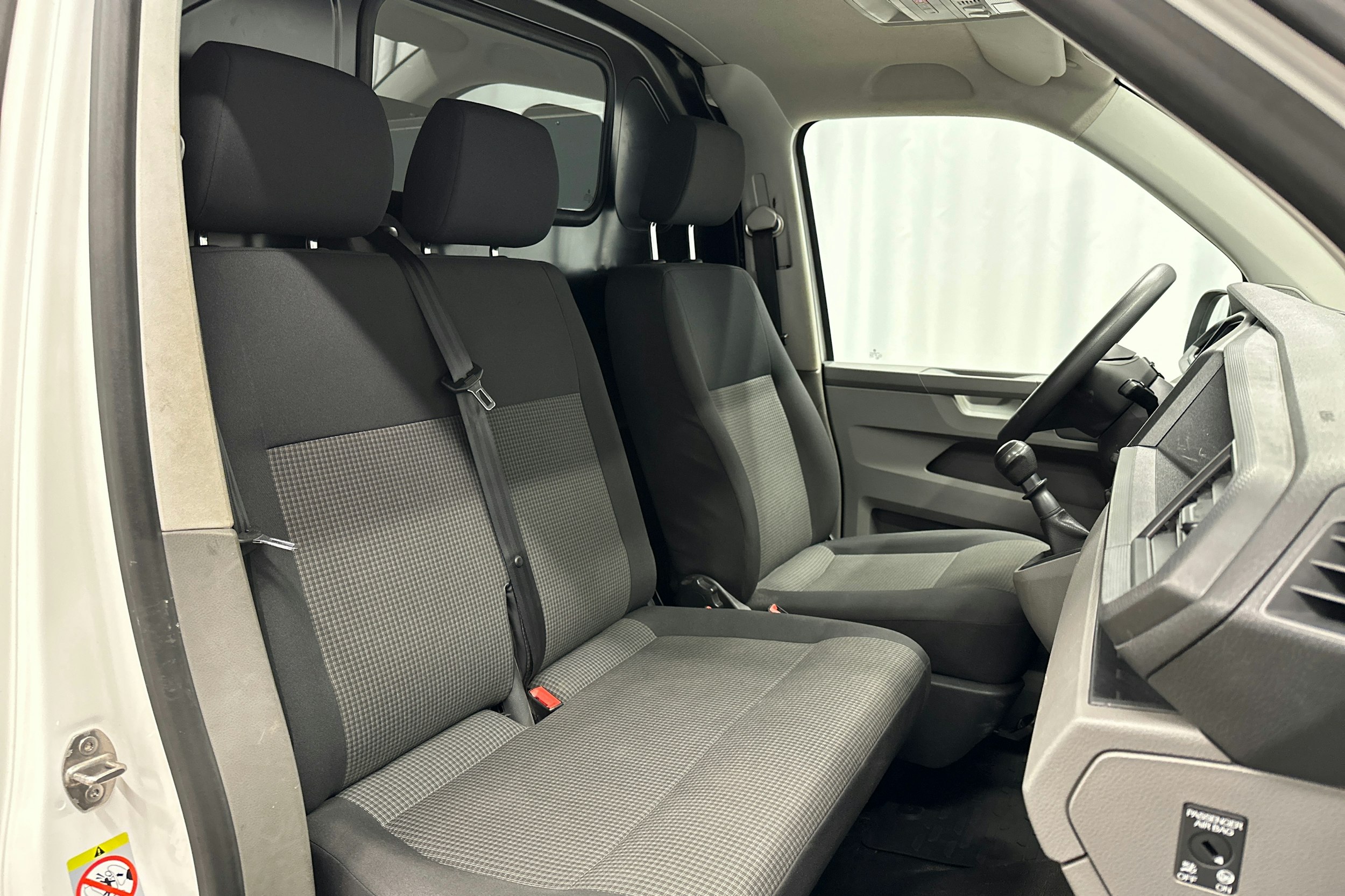 valkoinen Volkswagen Transporter 2023 kuva 12.