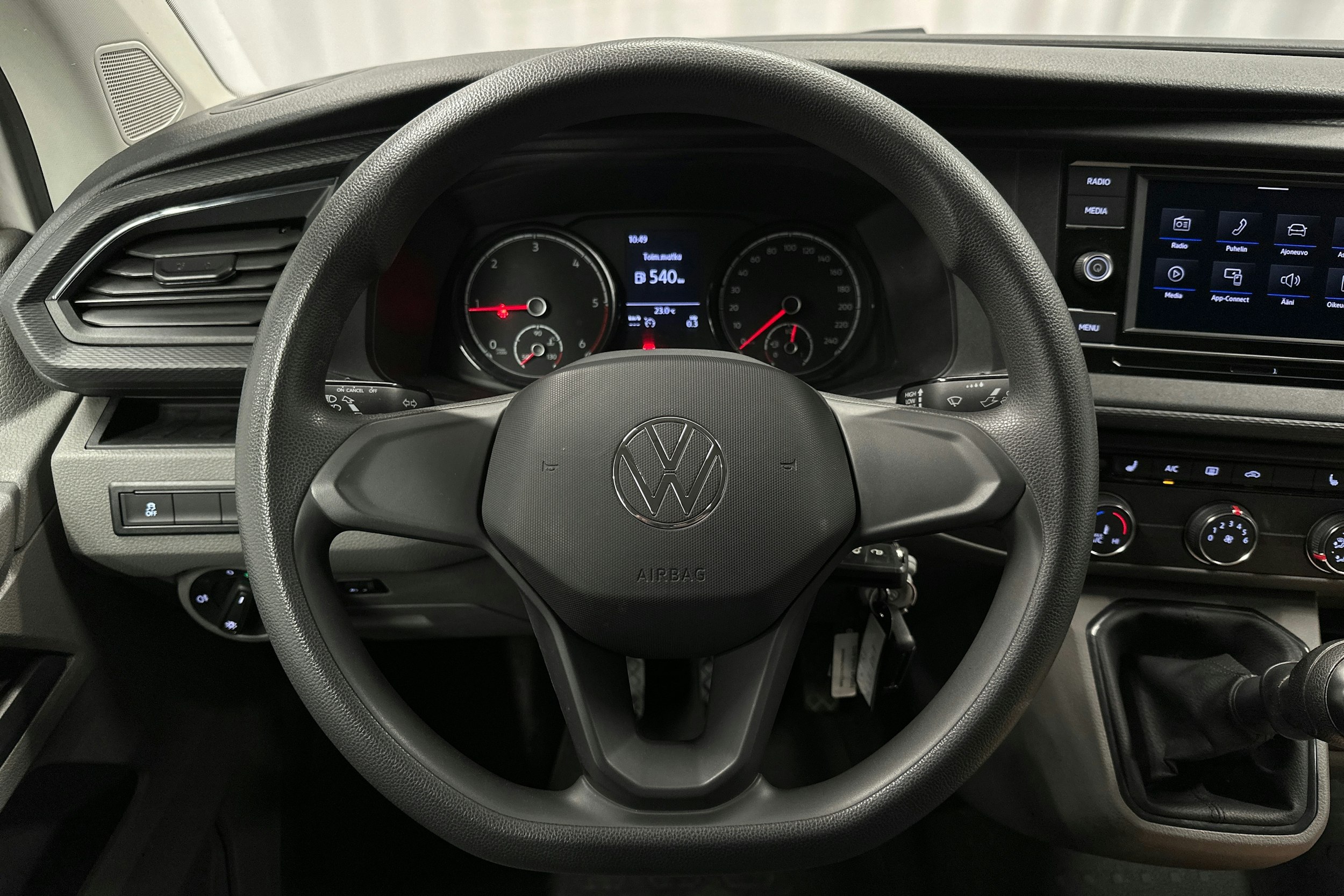 valkoinen Volkswagen Transporter 2023 kuva 13.