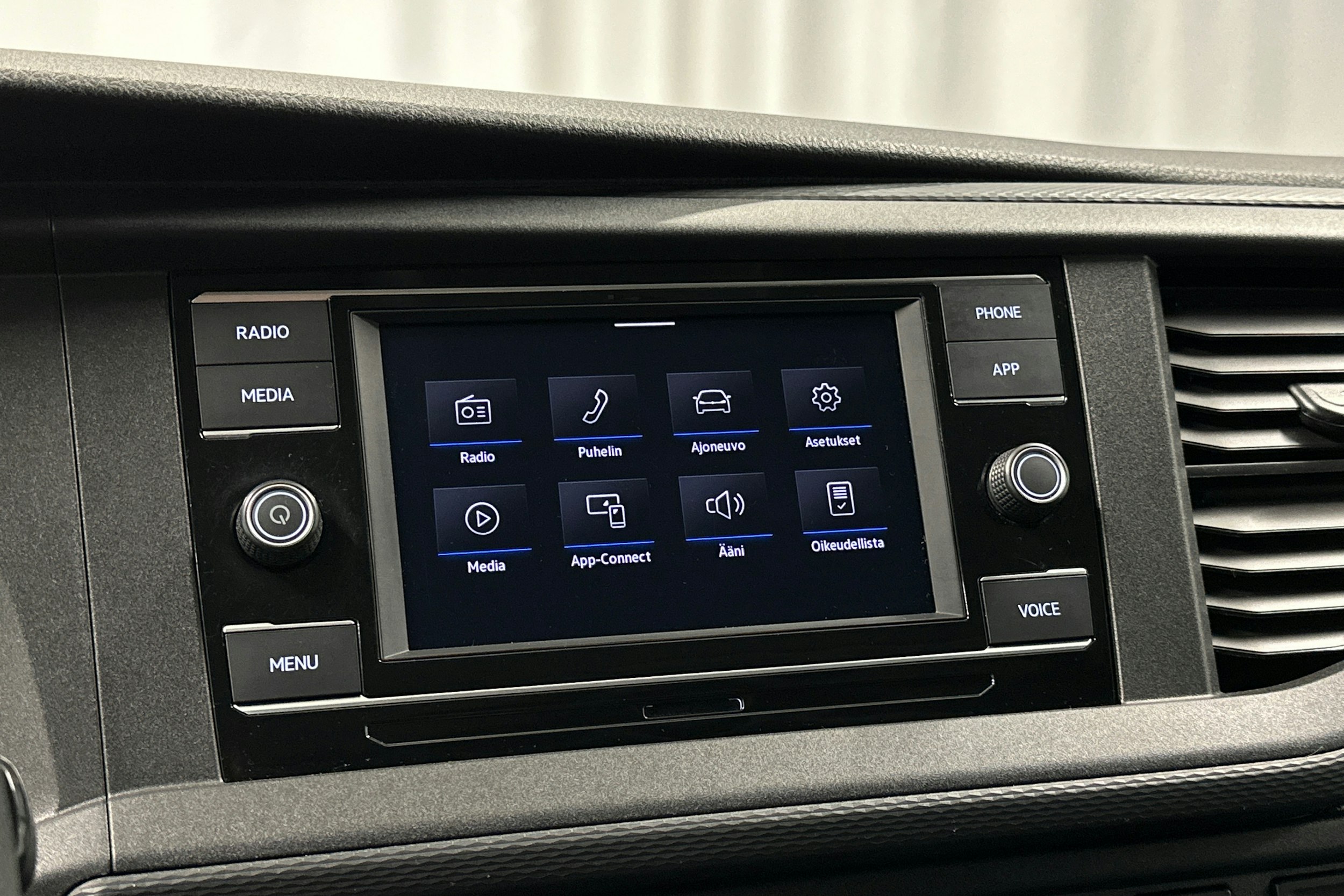 valkoinen Volkswagen Transporter 2023 kuva 15.