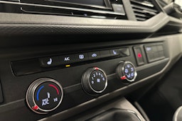 valkoinen Volkswagen Transporter 2023 kuva 18.