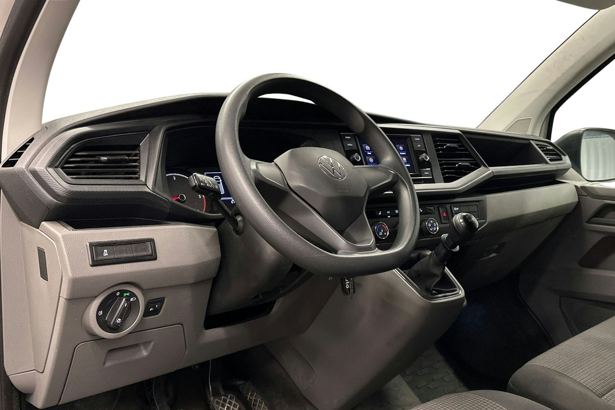 valkoinen Volkswagen Transporter 2023 kuva 5.