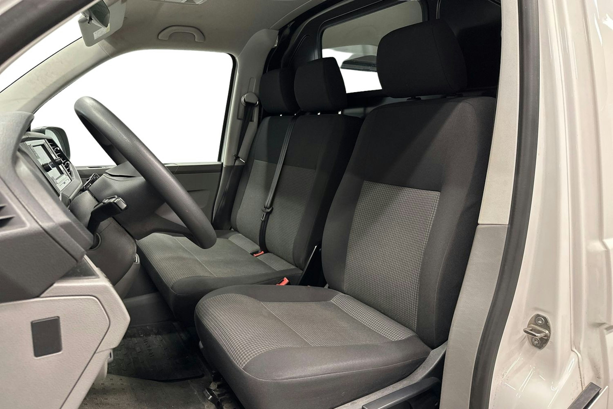 valkoinen Volkswagen Transporter 2023 kuva 7.