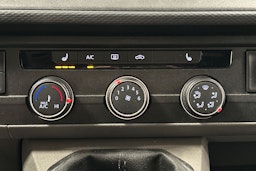 valkoinen Volkswagen Transporter 2023 kuva 11.