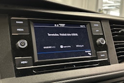 valkoinen Volkswagen Transporter 2023 kuva 13.