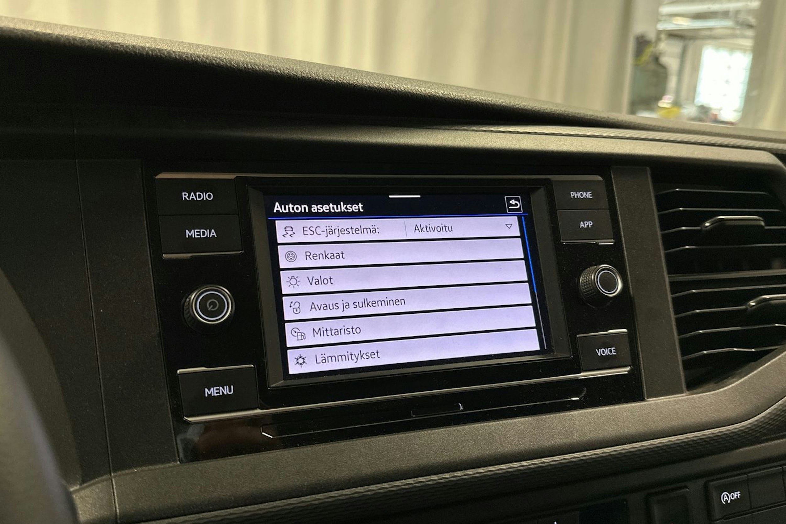 valkoinen Volkswagen Transporter 2023 kuva 14.