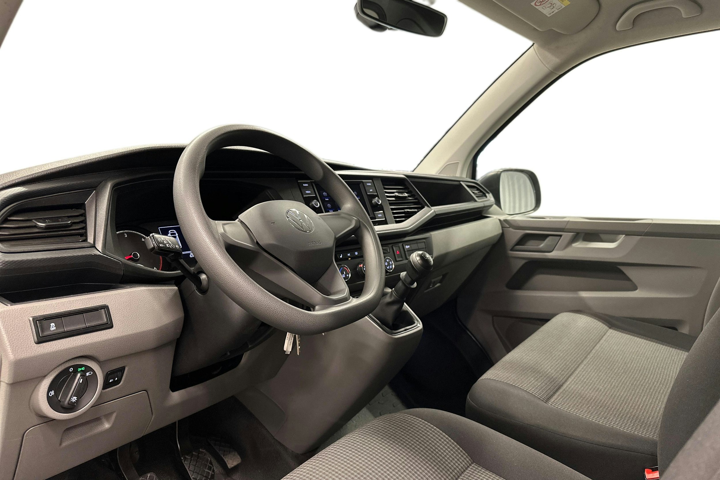 valkoinen Volkswagen Transporter 2023 kuva 6.