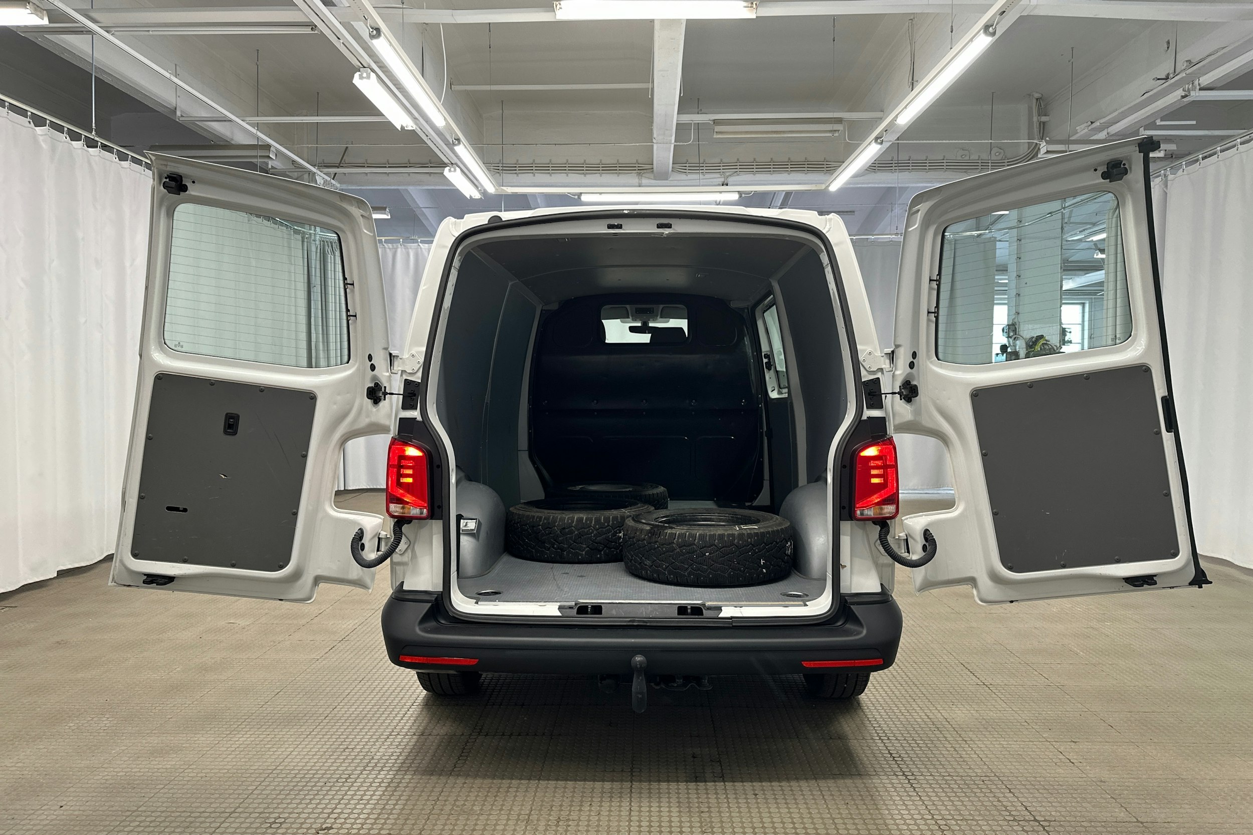 valkoinen Volkswagen Transporter 2023 kuva 10.