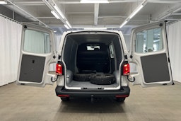 valkoinen Volkswagen Transporter 2023 kuva 10.